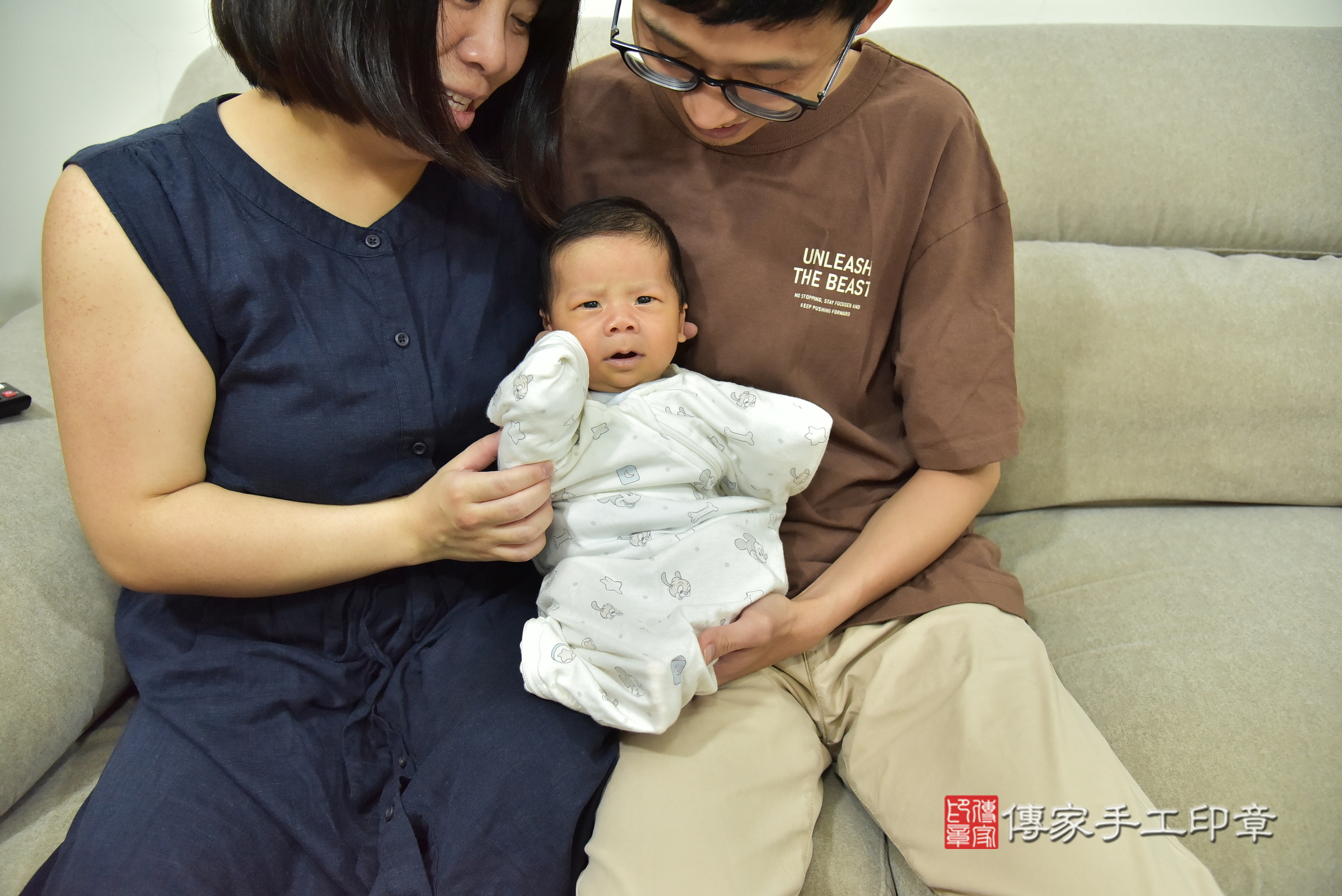 小軒寶寶(新北市新店區到府嬰兒小軒寶寶滿月剃頭理髮、到府嬰兒剃胎毛儀式吉祥話)。到府剃頭剃胎毛主持、專業拍照、證書。★購買「臍帶章、肚臍章、胎毛筆刷印章」贈送：剃頭、收涎、抓周，三選一。2025.5.5，照片2