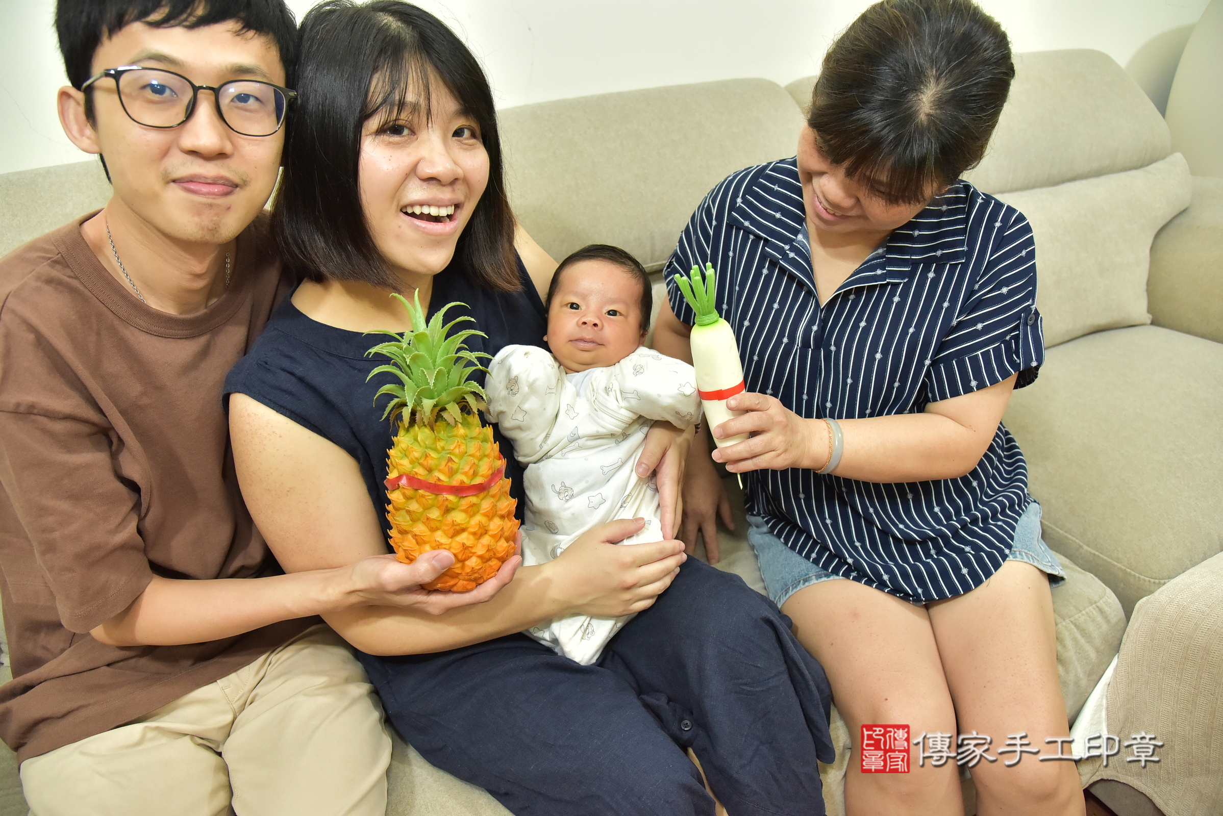 小軒寶寶(新北市新店區到府嬰兒小軒寶寶滿月剃頭理髮、到府嬰兒剃胎毛儀式吉祥話)。到府剃頭剃胎毛主持、專業拍照、證書。★購買「臍帶章、肚臍章、胎毛筆刷印章」贈送：剃頭、收涎、抓周，三選一。2025.5.5，照片11