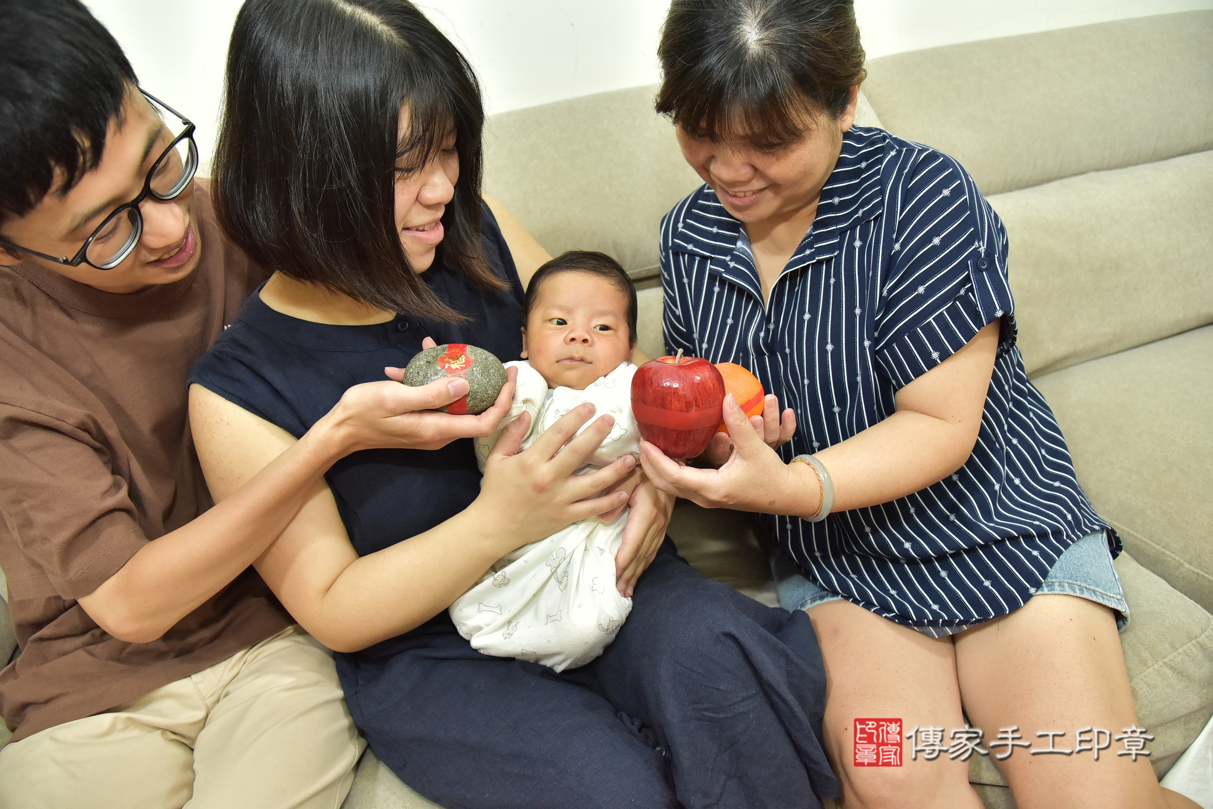 小軒寶寶(新北市新店區到府嬰兒小軒寶寶滿月剃頭理髮、到府嬰兒剃胎毛儀式吉祥話)。到府剃頭剃胎毛主持、專業拍照、證書。★購買「臍帶章、肚臍章、胎毛筆刷印章」贈送：剃頭、收涎、抓周，三選一。2025.5.5，照片9