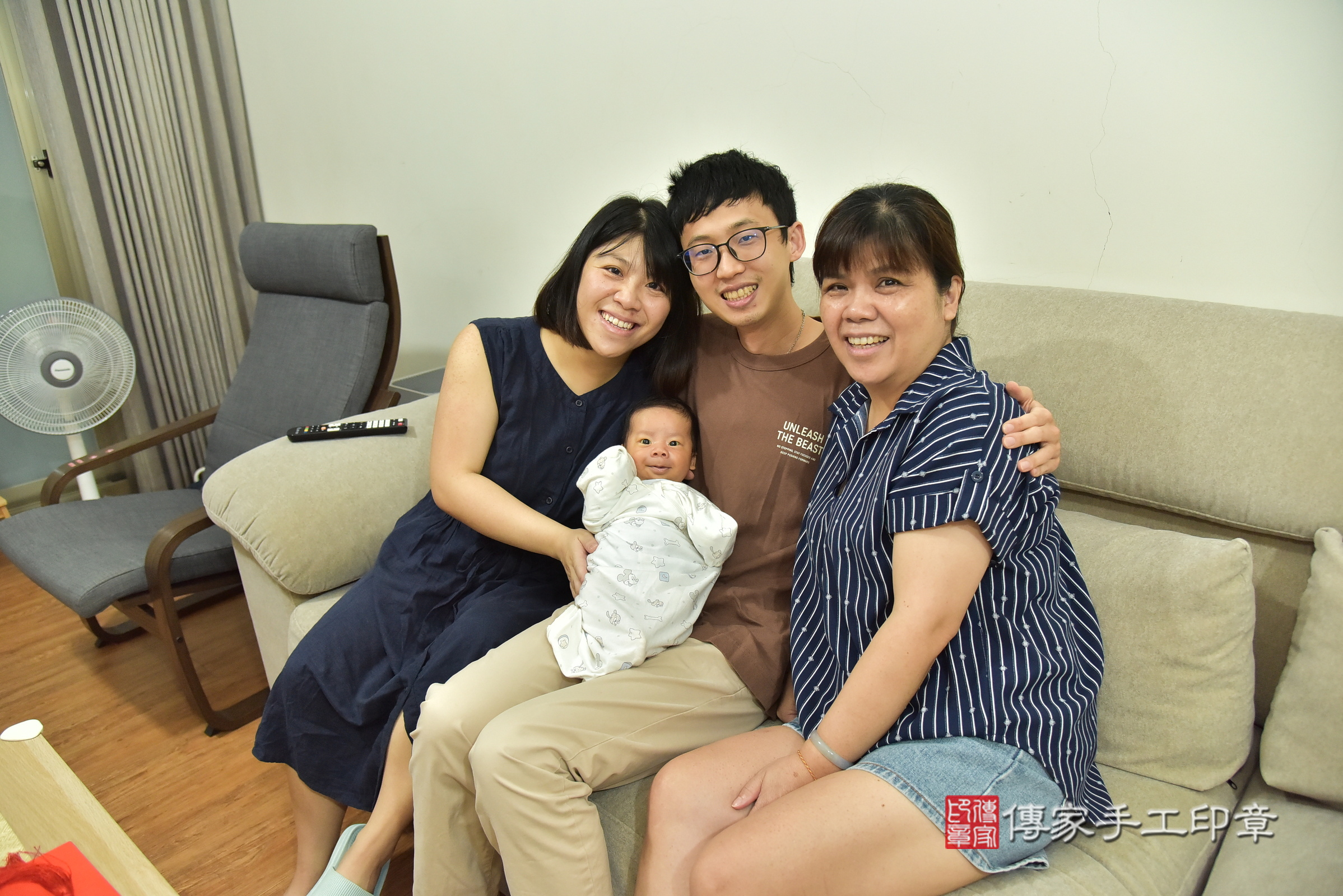 小軒寶寶(新北市新店區到府嬰兒小軒寶寶滿月剃頭理髮、到府嬰兒剃胎毛儀式吉祥話)。到府剃頭剃胎毛主持、專業拍照、證書。★購買「臍帶章、肚臍章、胎毛筆刷印章」贈送：剃頭、收涎、抓周，三選一。2025.5.5，照片3