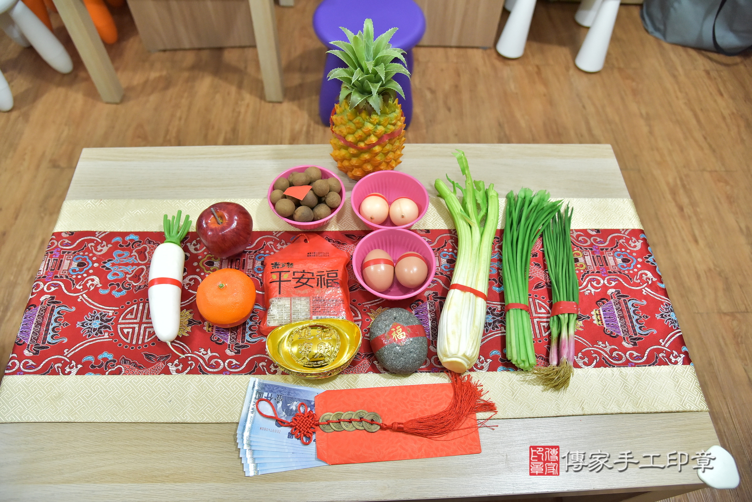 小軒寶寶(新北市新店區到府嬰兒小軒寶寶滿月剃頭理髮、到府嬰兒剃胎毛儀式吉祥話)。到府剃頭剃胎毛主持、專業拍照、證書。★購買「臍帶章、肚臍章、胎毛筆刷印章」贈送：剃頭、收涎、抓周，三選一。2025.5.5，照片4
