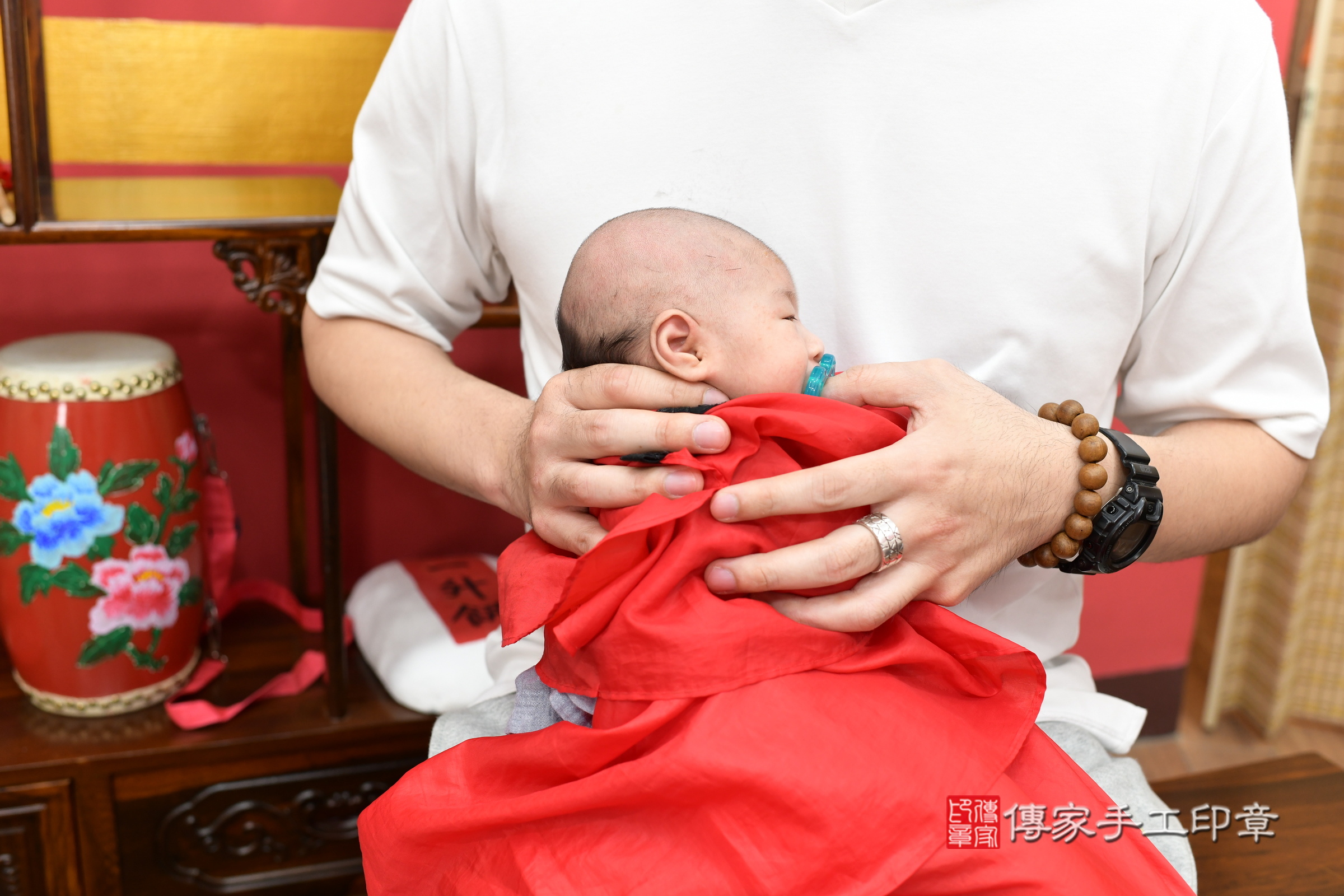 喬喬寶寶(新北市永和區到府嬰兒喬喬寶寶滿月剃頭理髮、到府嬰兒剃胎毛儀式吉祥話)。到府剃頭剃胎毛主持、專業拍照、證書。★購買「臍帶章、肚臍章、胎毛筆刷印章」贈送：剃頭、收涎、抓周，三選一。2025.5.5，照片10