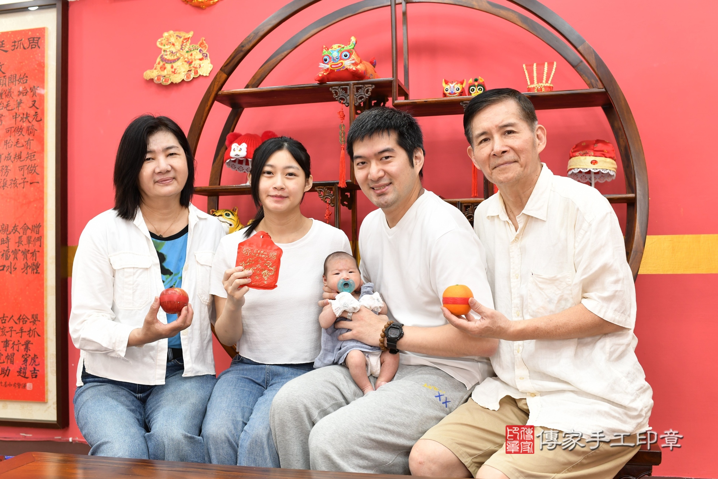 喬喬寶寶(新北市永和區到府嬰兒喬喬寶寶滿月剃頭理髮、到府嬰兒剃胎毛儀式吉祥話)。到府剃頭剃胎毛主持、專業拍照、證書。★購買「臍帶章、肚臍章、胎毛筆刷印章」贈送：剃頭、收涎、抓周，三選一。2025.5.5，照片6