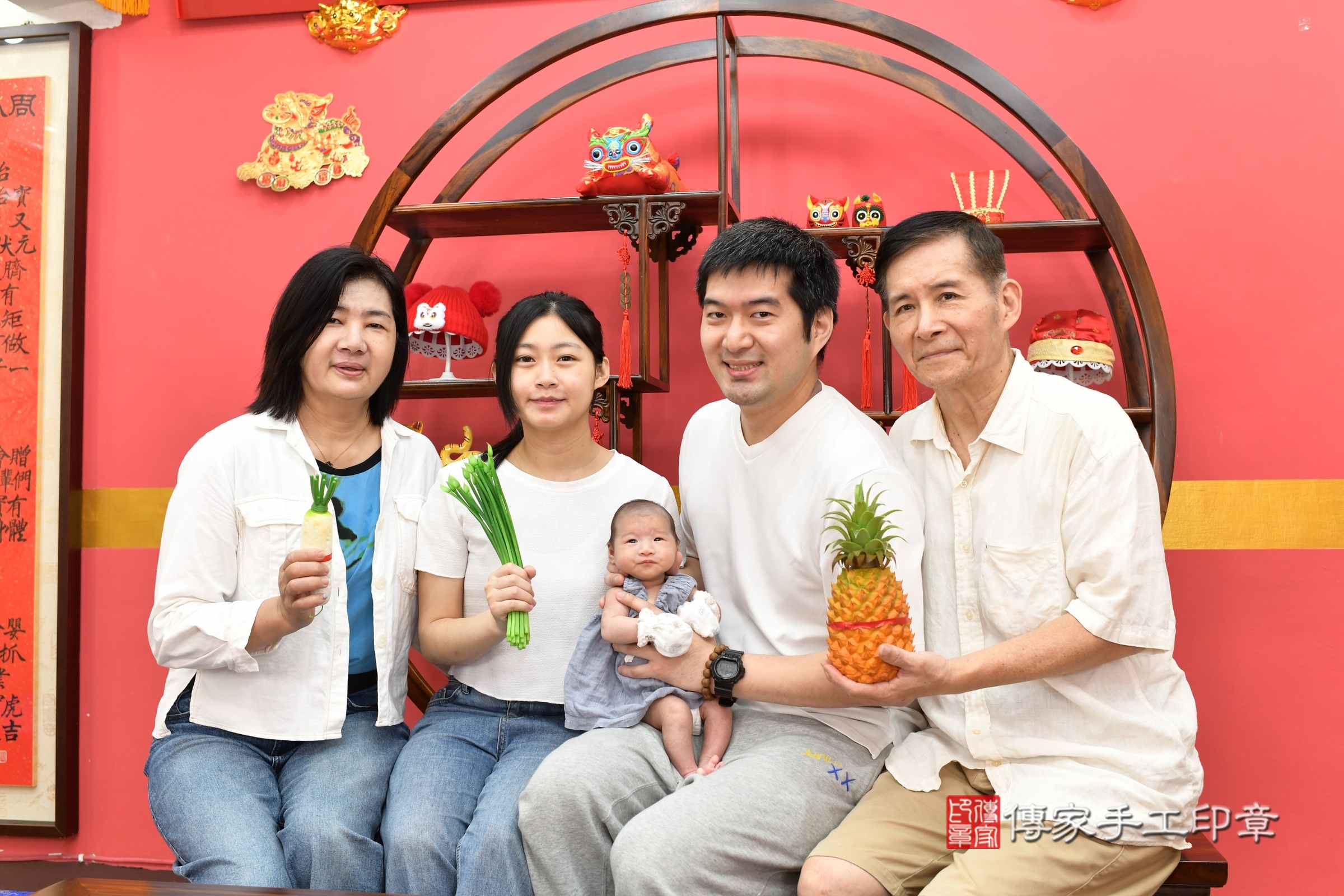 喬喬寶寶(新北市永和區到府嬰兒喬喬寶寶滿月剃頭理髮、到府嬰兒剃胎毛儀式吉祥話)。到府剃頭剃胎毛主持、專業拍照、證書。★購買「臍帶章、肚臍章、胎毛筆刷印章」贈送：剃頭、收涎、抓周，三選一。2025.5.5，照片4