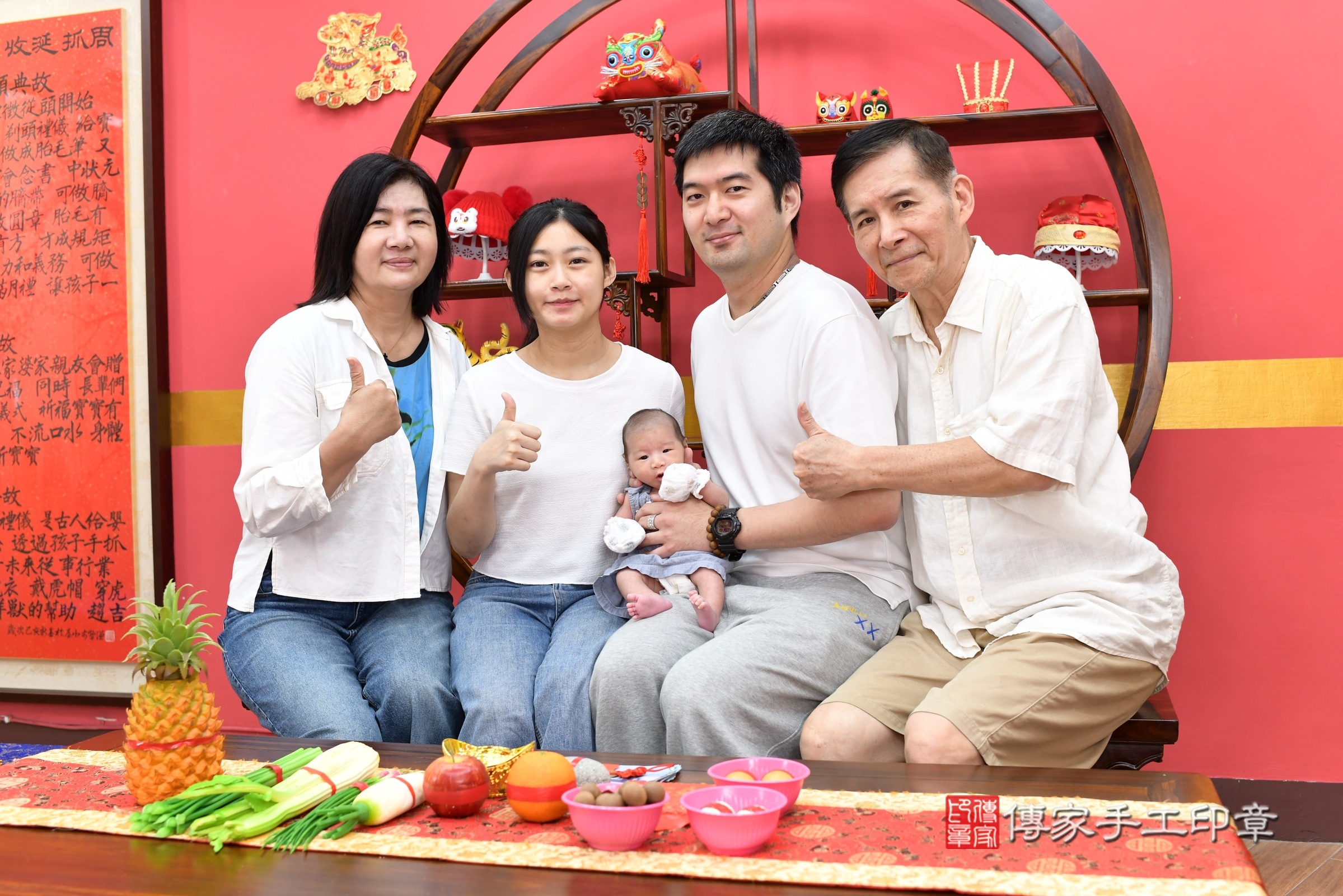 喬喬寶寶(新北市永和區到府嬰兒喬喬寶寶滿月剃頭理髮、到府嬰兒剃胎毛儀式吉祥話)。到府剃頭剃胎毛主持、專業拍照、證書。★購買「臍帶章、肚臍章、胎毛筆刷印章」贈送：剃頭、收涎、抓周，三選一。2025.5.5，照片2