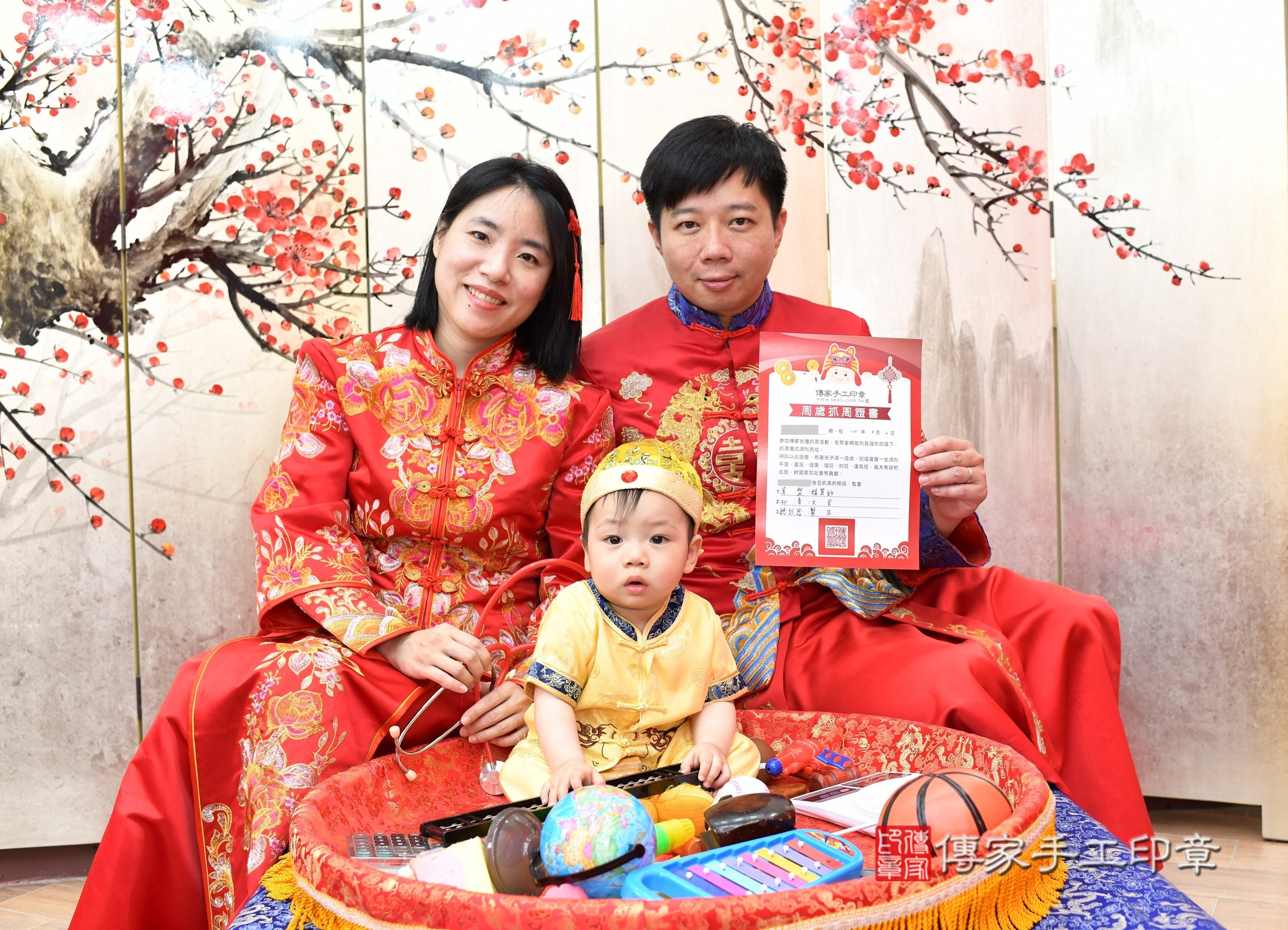 新北市永和區霆霆寶寶抓周推薦：傳家新北店抓周度脺中國風會場，嬰兒古禮抓周流程儀式吉祥話、抓周道具物品24種、拍照。抓周證書。2025.5.4，照片19