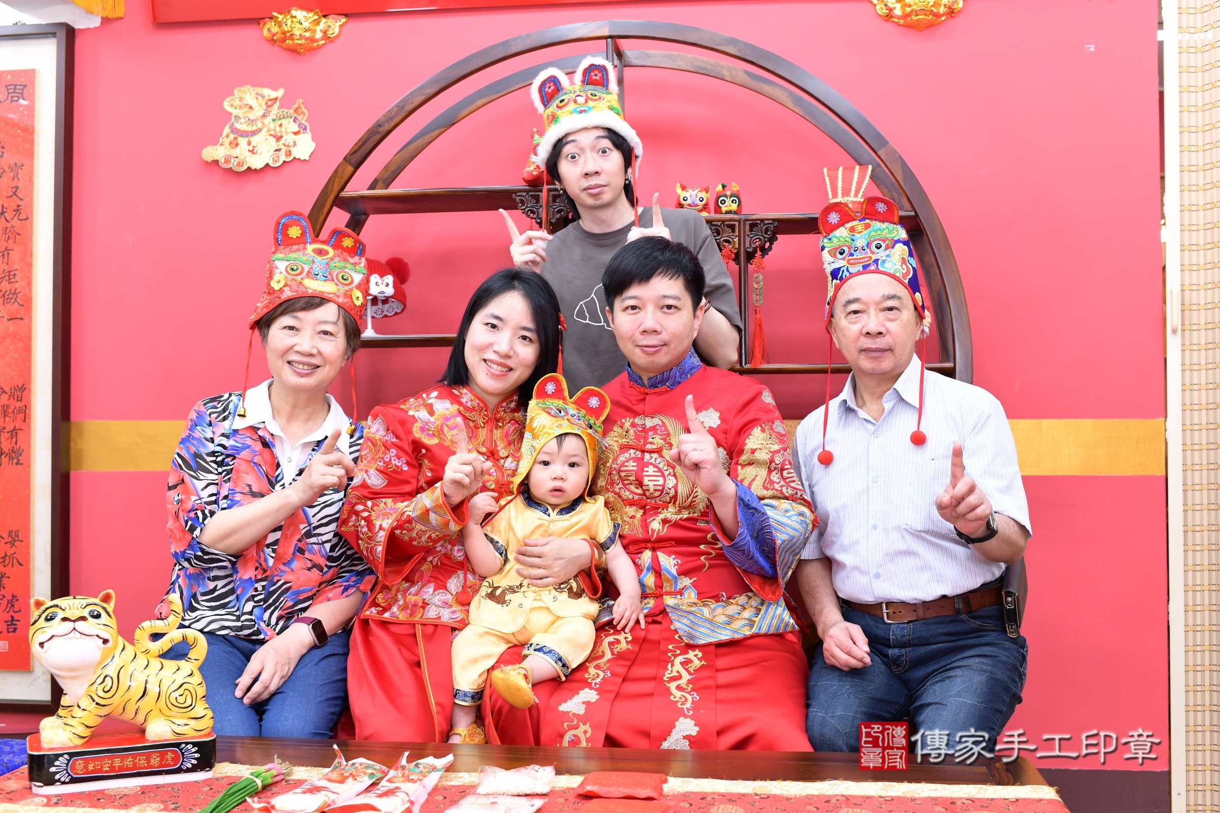 新北市永和區霆霆寶寶抓周推薦：傳家新北店抓周度脺中國風會場，嬰兒古禮抓周流程儀式吉祥話、抓周道具物品24種、拍照。抓周證書。2025.5.4，照片18