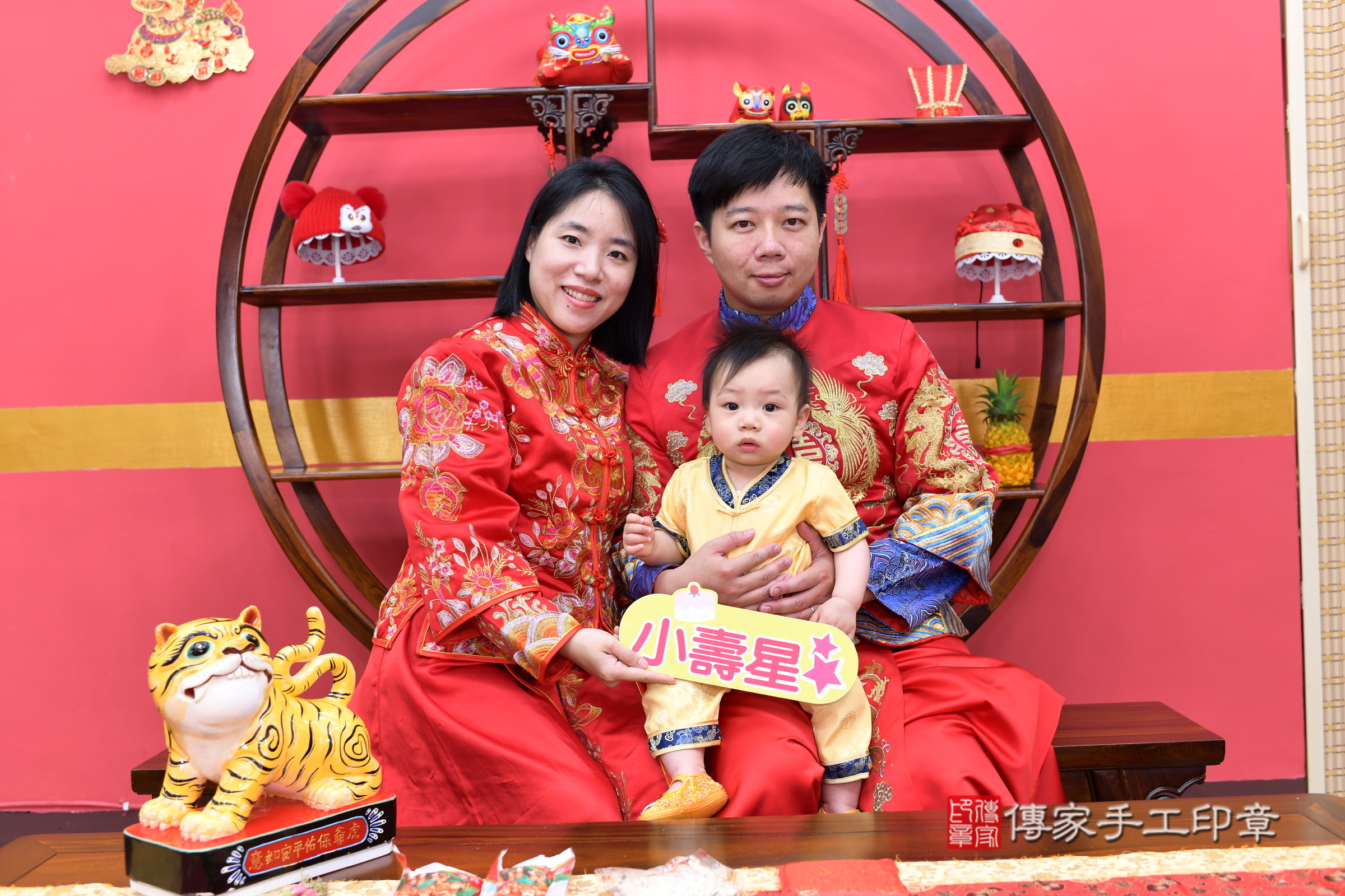 新北市永和區霆霆寶寶抓周推薦：傳家新北店抓周度脺中國風會場，嬰兒古禮抓周流程儀式吉祥話、抓周道具物品24種、拍照。抓周證書。2025.5.4，照片2