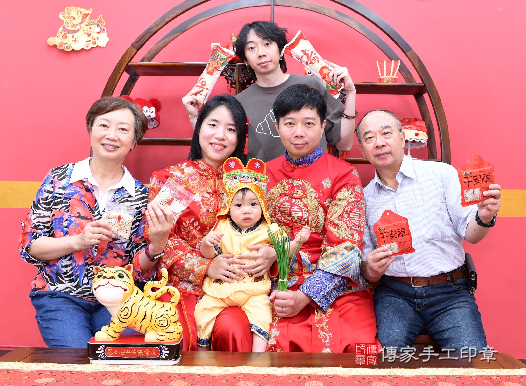 新北市永和區霆霆寶寶抓周推薦：傳家新北店抓周度脺中國風會場，嬰兒古禮抓周流程儀式吉祥話、抓周道具物品24種、拍照。抓周證書。2025.5.4，照片16