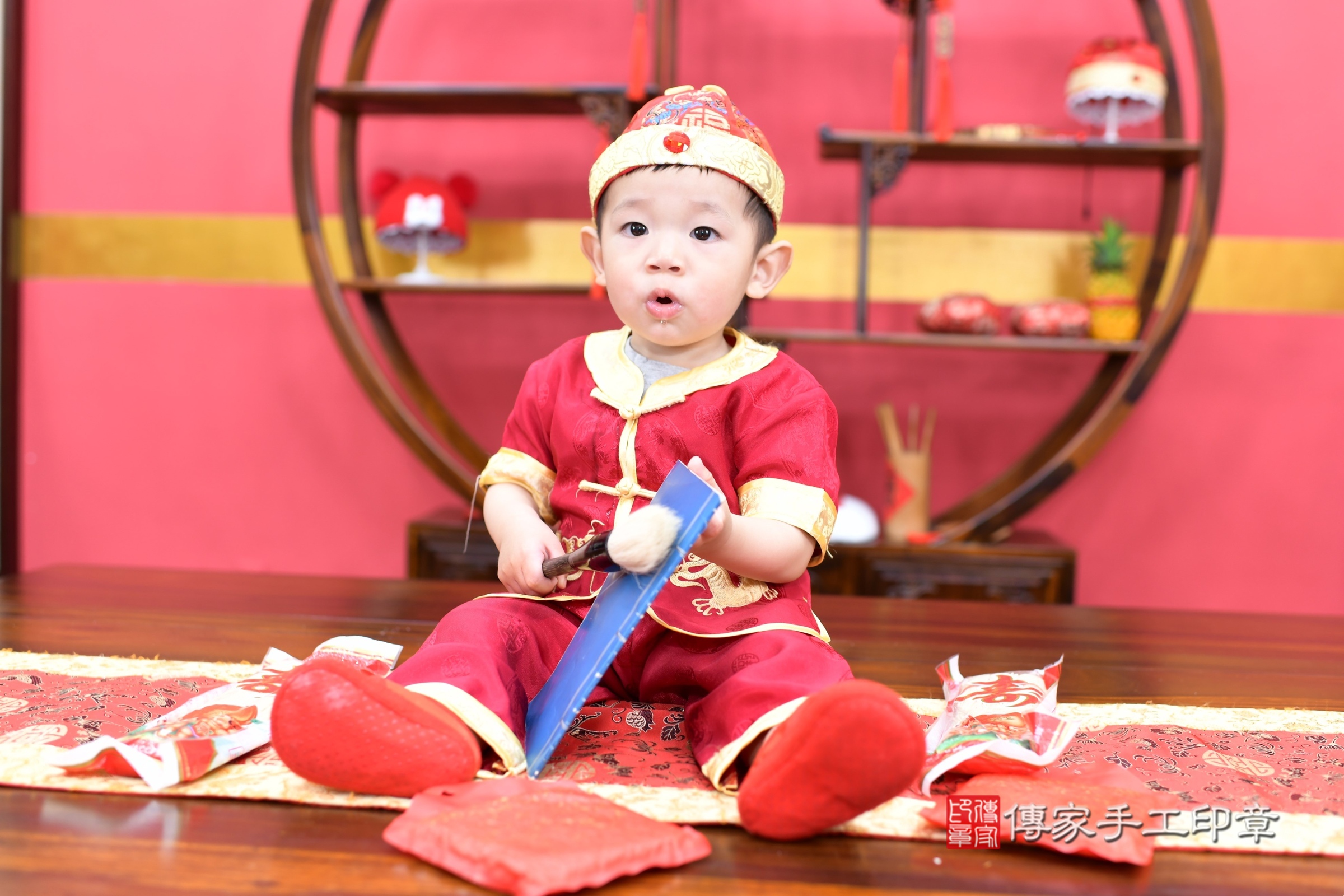 新北市永和區佑佑寶寶抓周推薦：傳家新北店抓周度脺中國風會場，嬰兒古禮抓周流程儀式吉祥話、抓周道具物品24種、拍照。抓周證書。2025.5.3，照片13