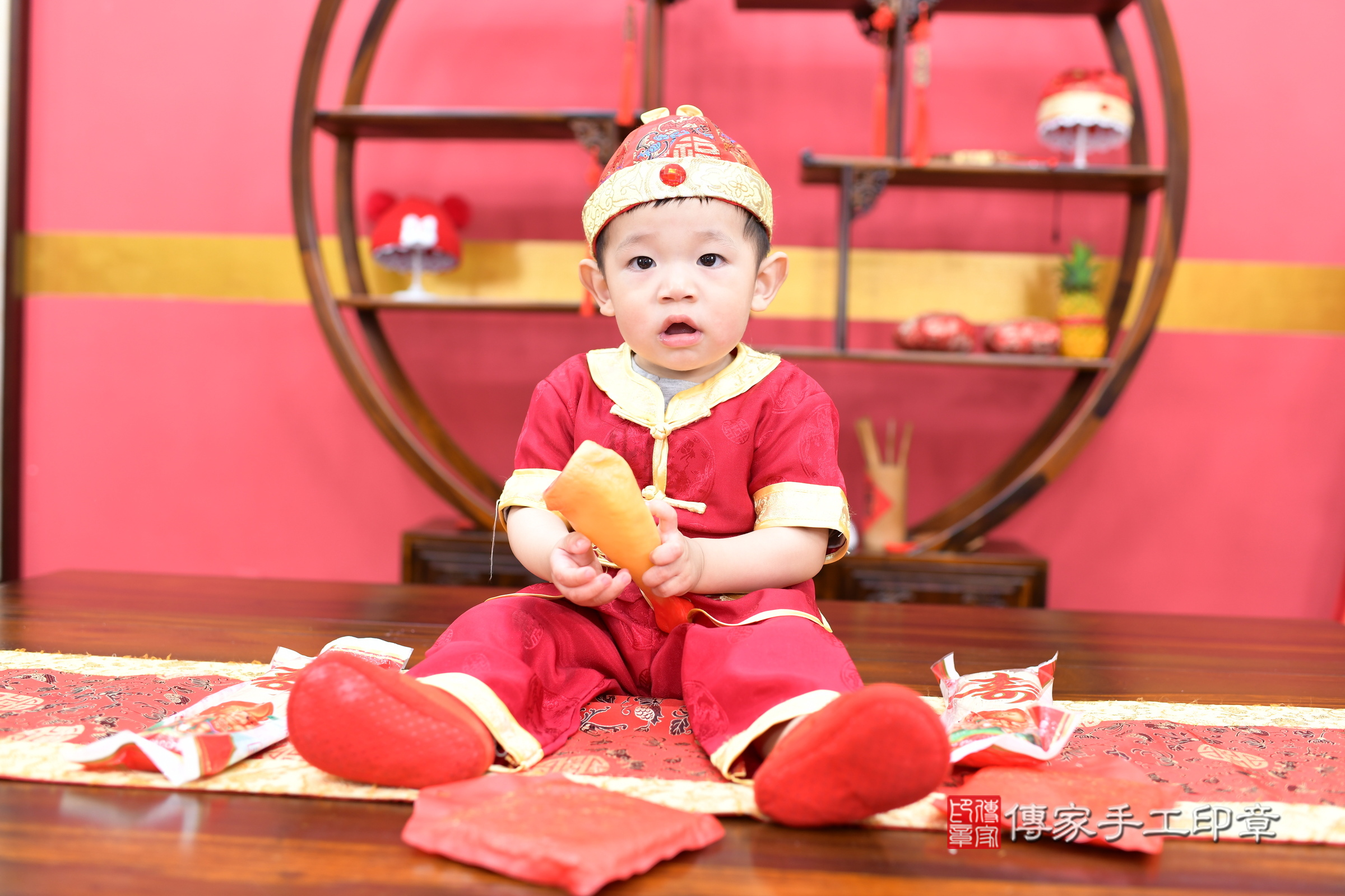 新北市永和區佑佑寶寶抓周推薦：傳家新北店抓周度脺中國風會場，嬰兒古禮抓周流程儀式吉祥話、抓周道具物品24種、拍照。抓周證書。2025.5.3，照片14