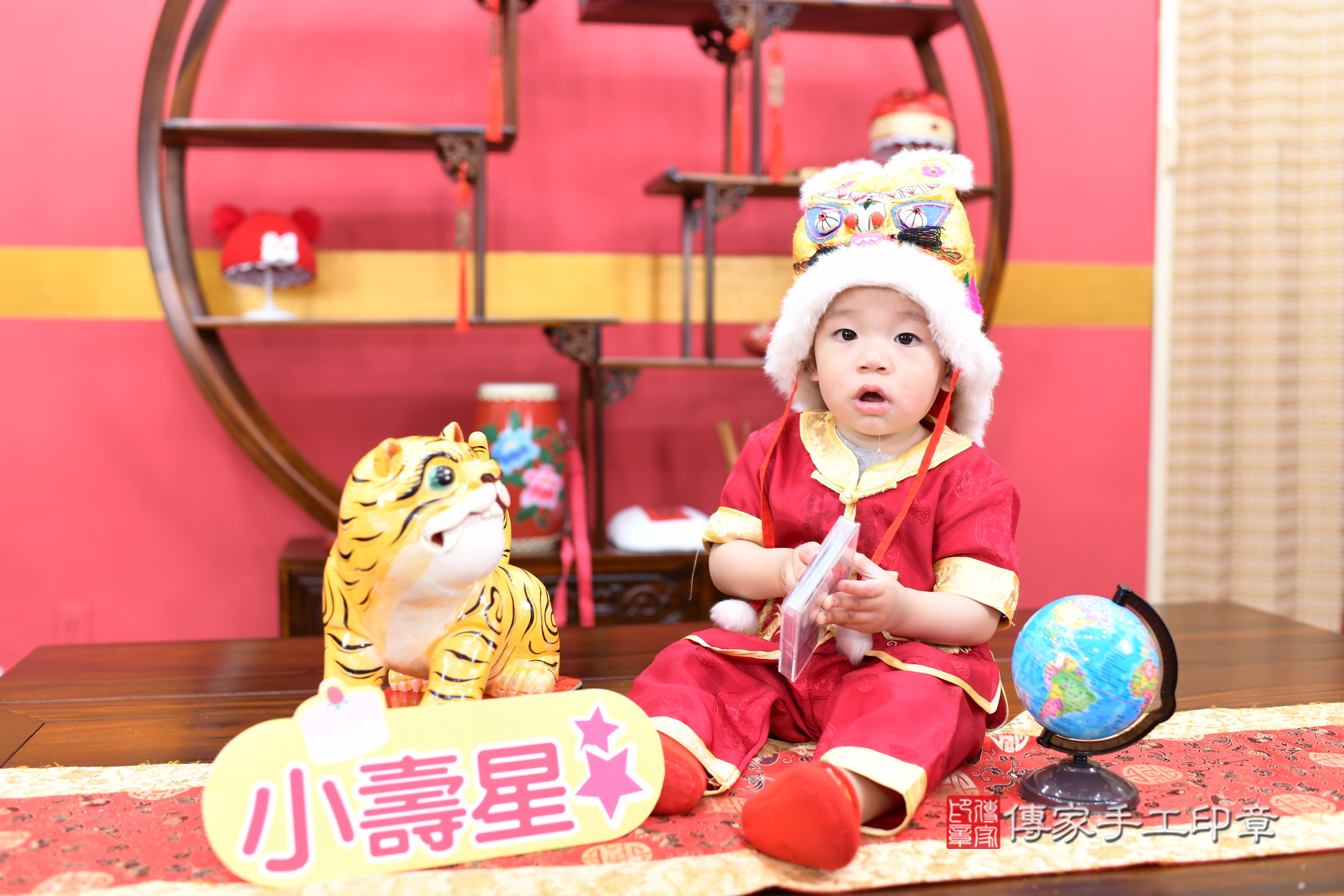 新北市永和區佑佑寶寶抓周推薦：傳家新北店抓周度脺中國風會場，嬰兒古禮抓周流程儀式吉祥話、抓周道具物品24種、拍照。抓周證書。2025.5.3，照片8