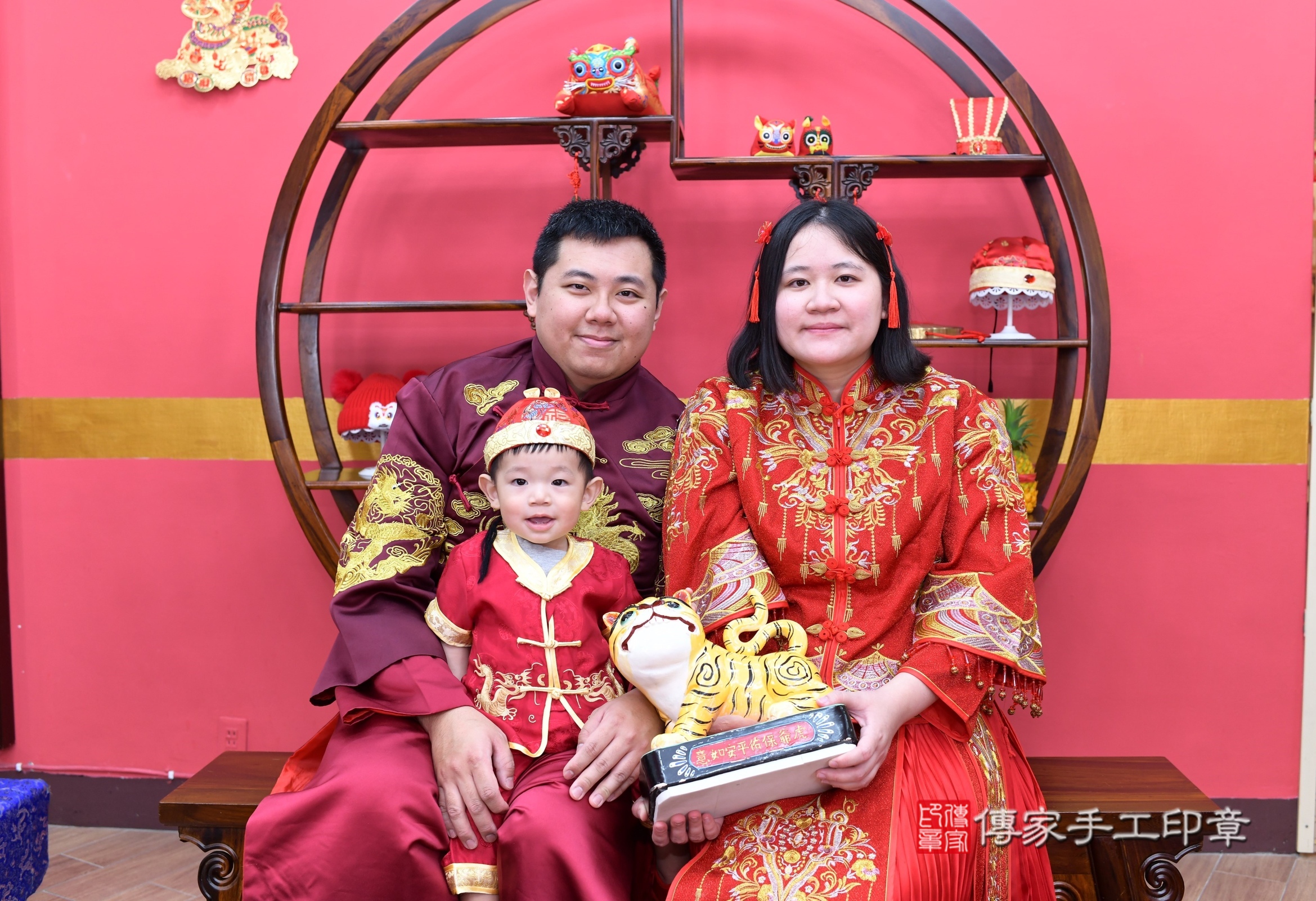 新北市永和區佑佑寶寶抓周推薦：傳家新北店抓周度脺中國風會場，嬰兒古禮抓周流程儀式吉祥話、抓周道具物品24種、拍照。抓周證書。2025.5.3，照片12