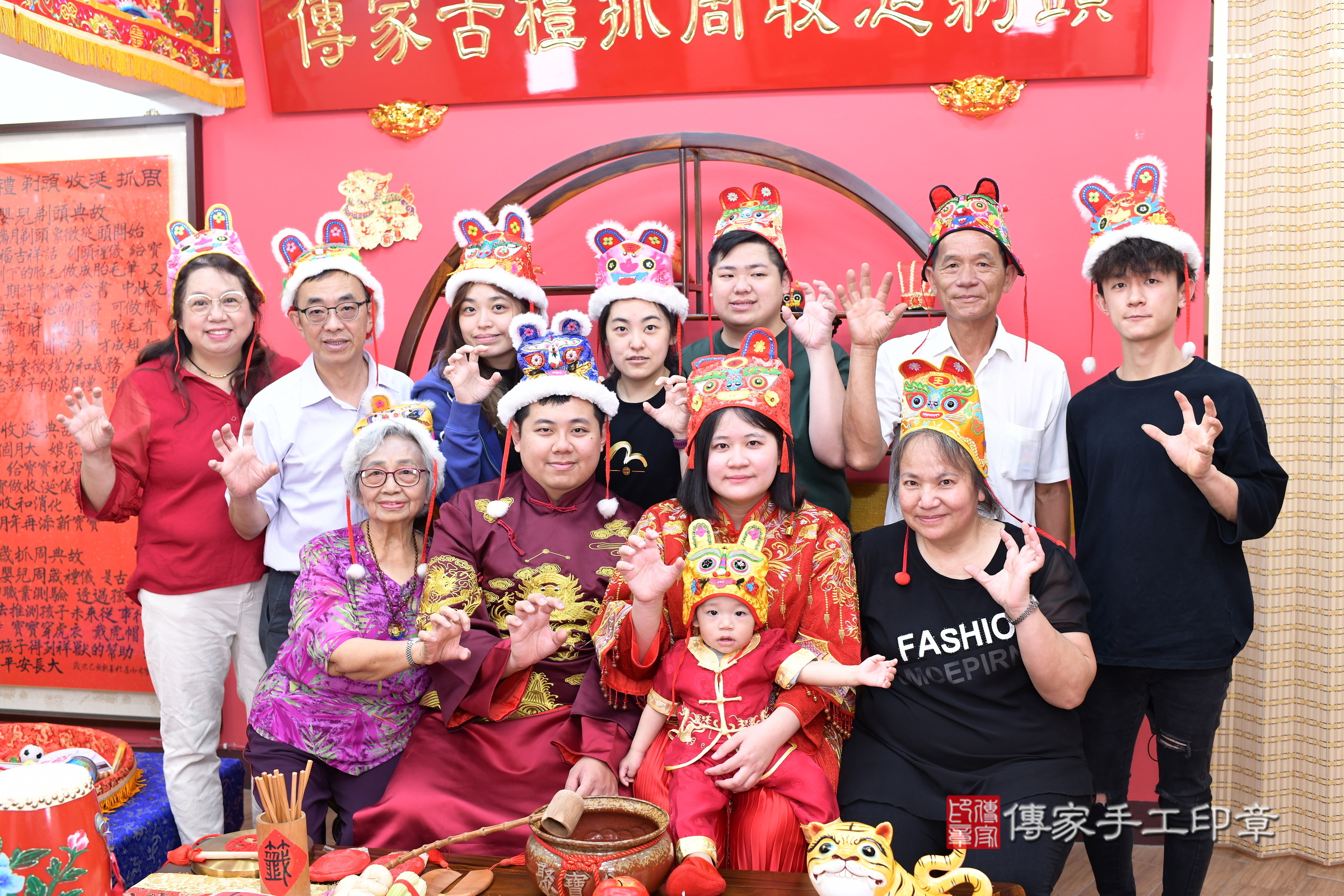新北市永和區佑佑寶寶抓周推薦：傳家新北店抓周度脺中國風會場，嬰兒古禮抓周流程儀式吉祥話、抓周道具物品24種、拍照。抓周證書。2025.5.3，照片19
