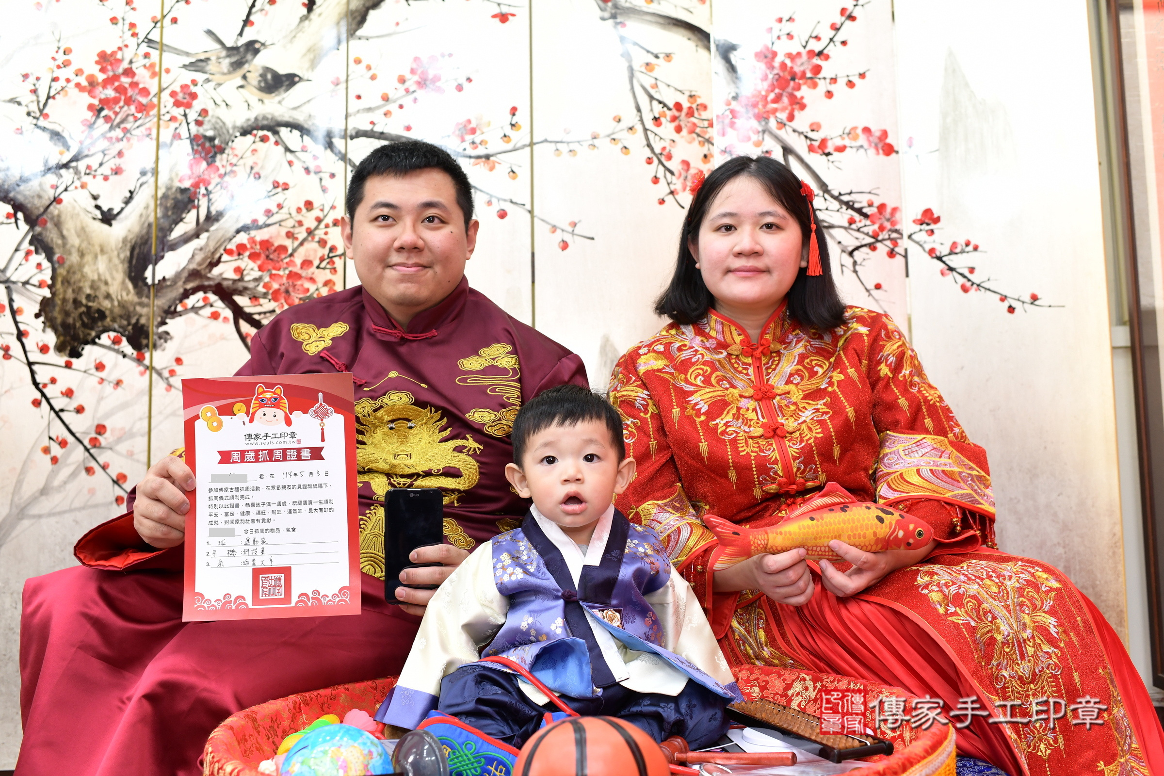 新北市永和區佑佑寶寶抓周推薦：傳家新北店抓周度脺中國風會場，嬰兒古禮抓周流程儀式吉祥話、抓周道具物品24種、拍照。抓周證書。2025.5.3，照片17