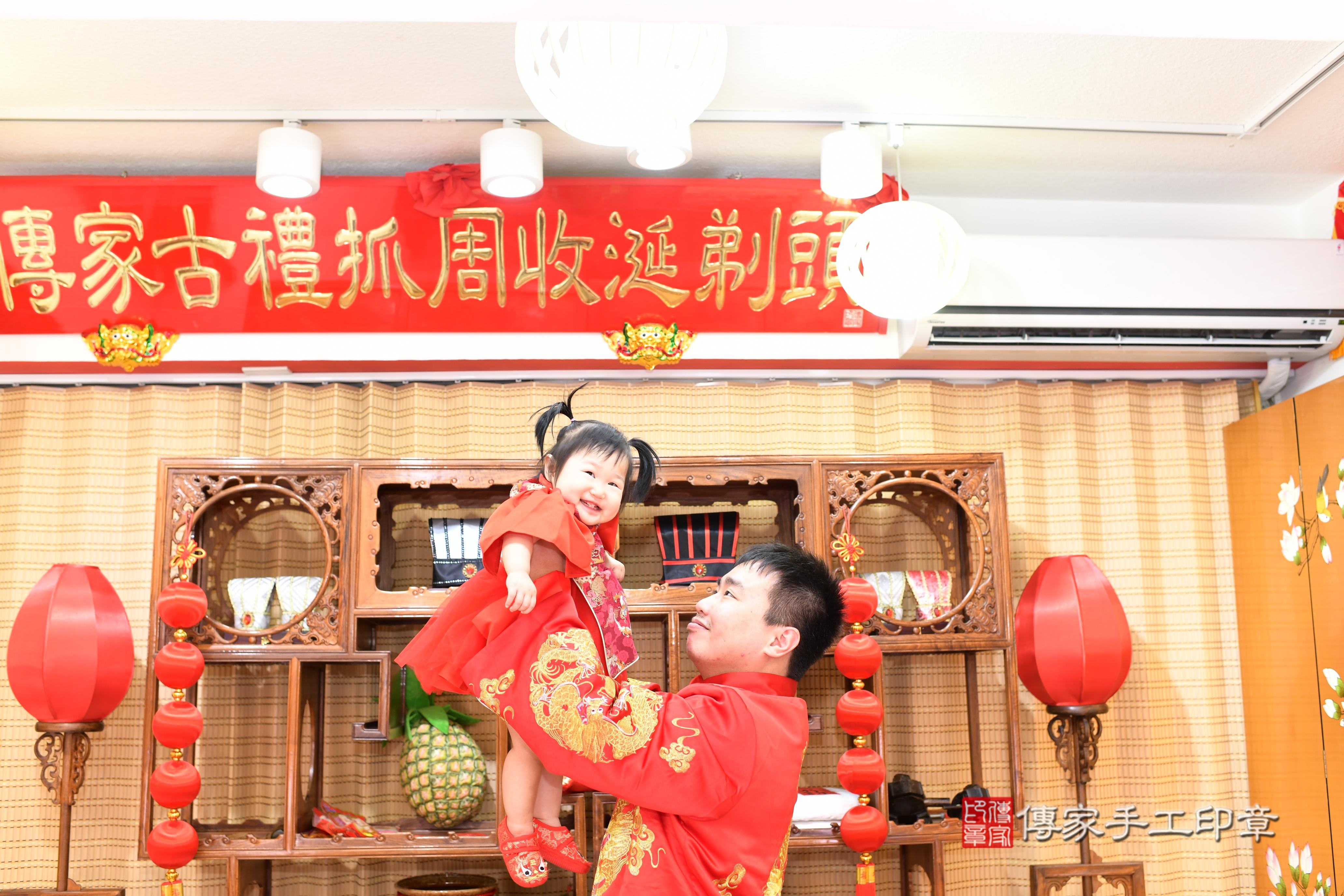 傳家手工印章台南店、抓周、度脺、中國風會場、傳家嬰兒古禮、吉祥話、抓周道具物品24種、拍照。抓周證書。寶寶抓周、滿周歲、生日快樂、祝福