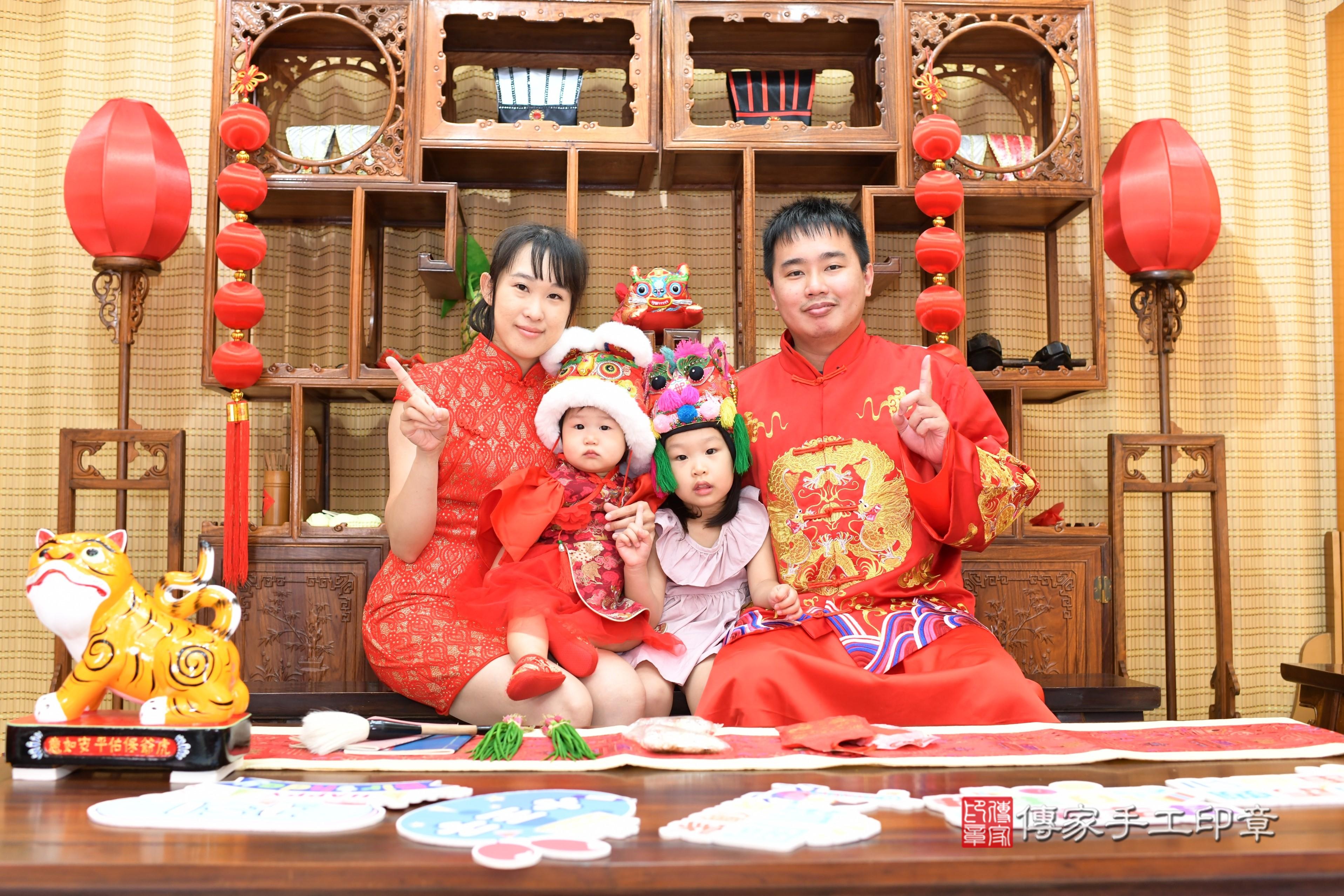 傳家手工印章台南店、抓周、度脺、中國風會場、傳家嬰兒古禮、吉祥話、抓周道具物品24種、拍照。抓周證書。寶寶抓周、滿周歲、生日快樂、祝福