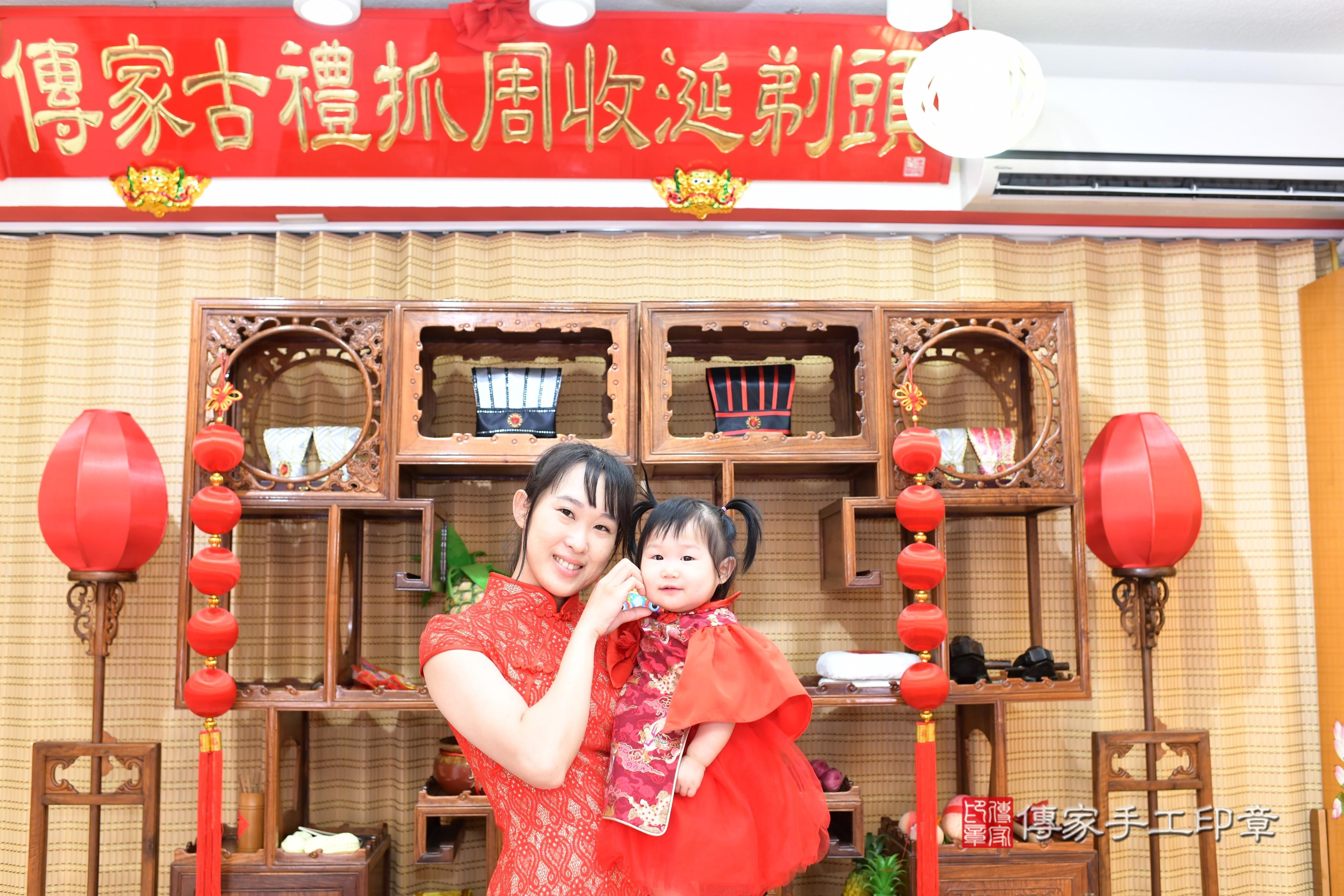 傳家手工印章台南店、抓周、度脺、中國風會場、傳家嬰兒古禮、吉祥話、抓周道具物品24種、拍照。抓周證書。寶寶抓周、滿周歲、生日快樂、祝福