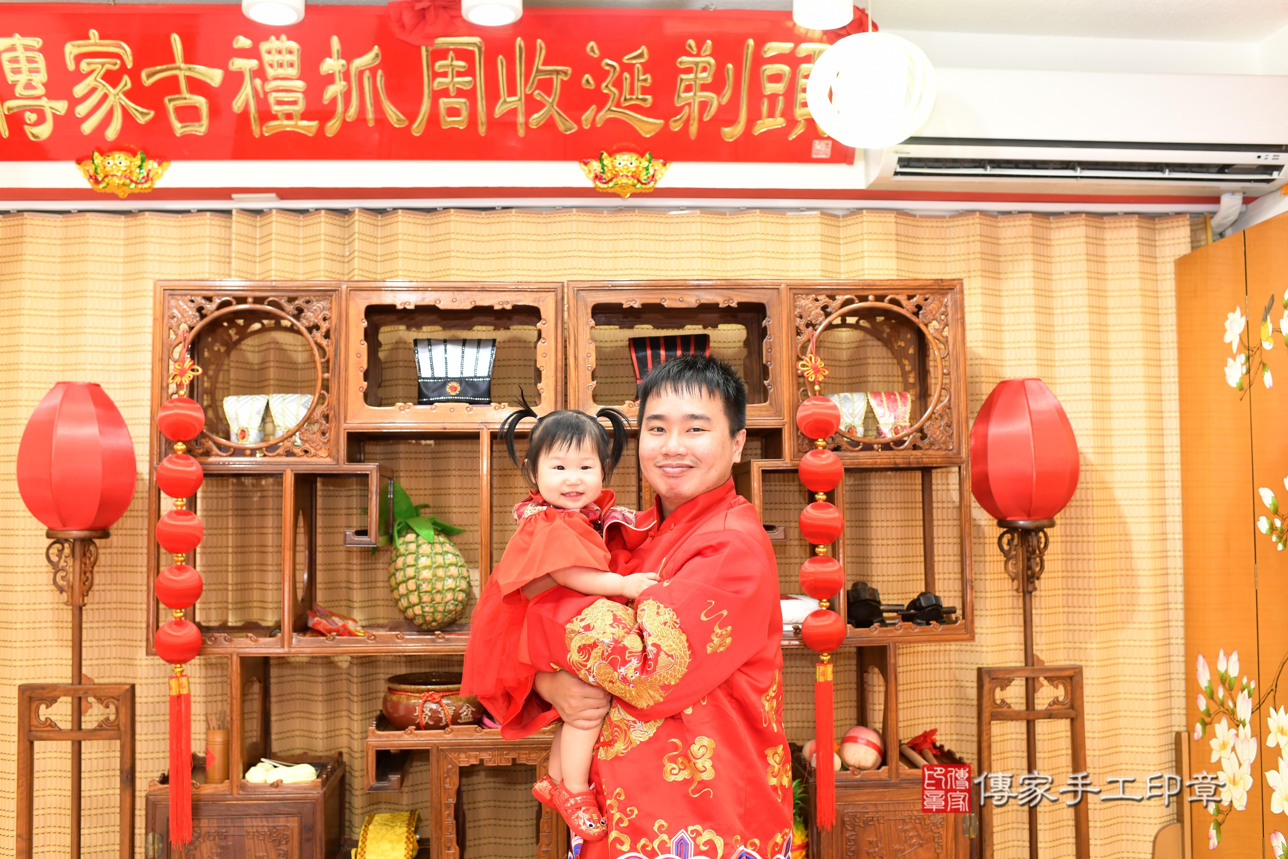 傳家手工印章台南店、抓周、度脺、中國風會場、傳家嬰兒古禮、吉祥話、抓周道具物品24種、拍照。抓周證書。寶寶抓周、滿周歲、生日快樂、祝福