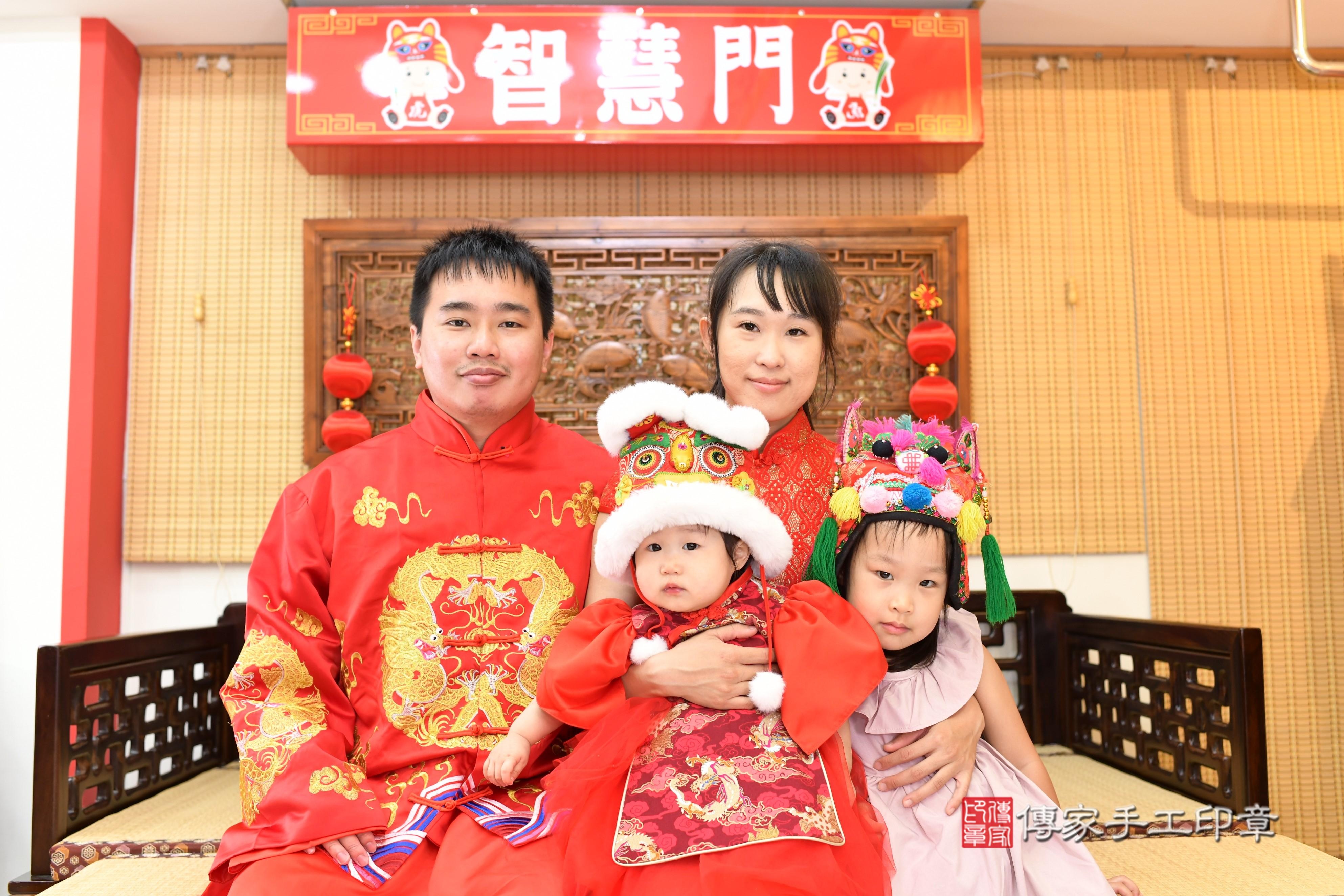 傳家手工印章台南店、抓周、度脺、中國風會場、傳家嬰兒古禮、吉祥話、抓周道具物品24種、拍照。抓周證書。寶寶抓周、滿周歲、生日快樂、祝福