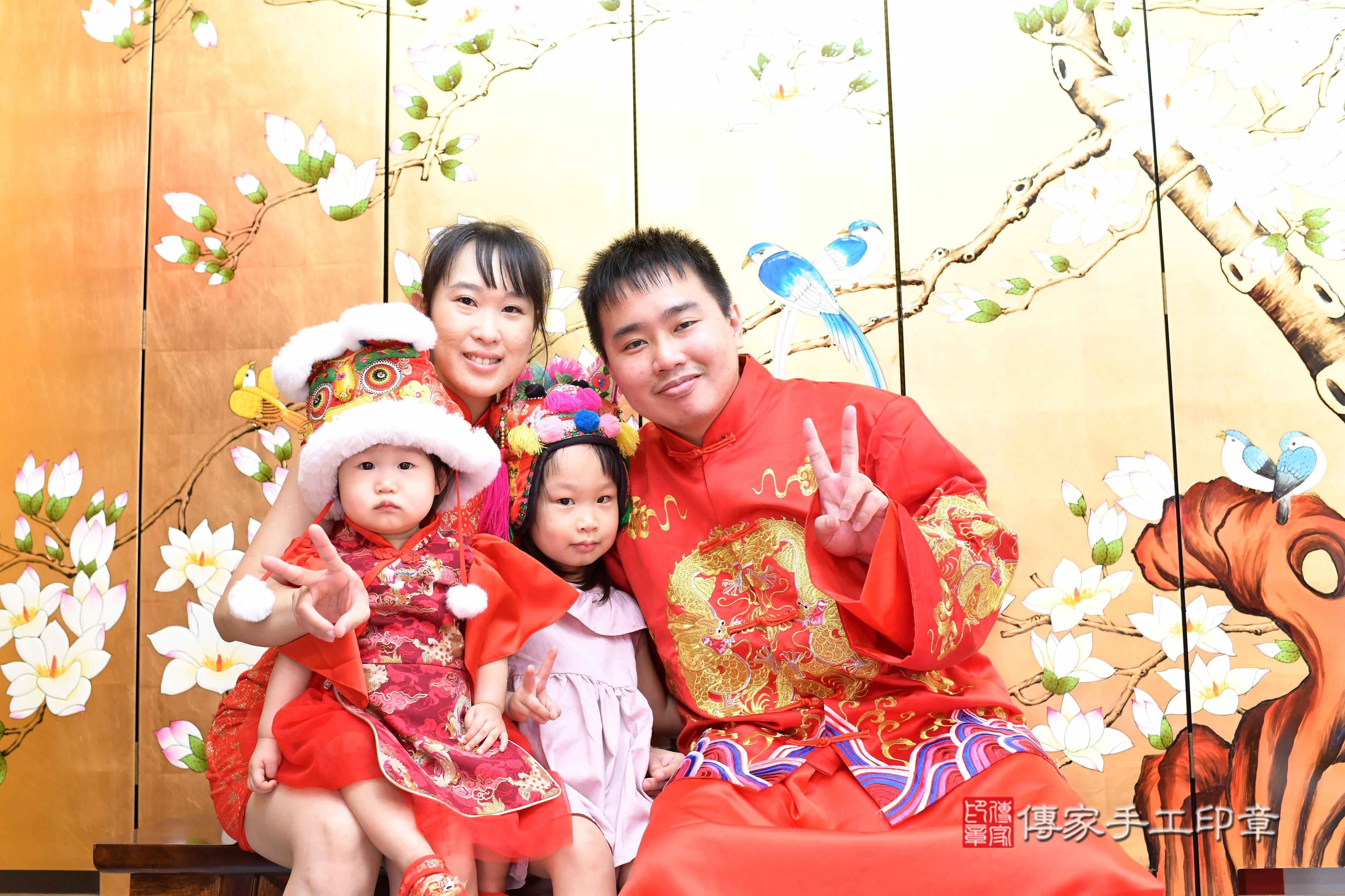 傳家手工印章台南店、抓周、度脺、中國風會場、傳家嬰兒古禮、吉祥話、抓周道具物品24種、拍照。抓周證書。寶寶抓周、滿周歲、生日快樂、祝福