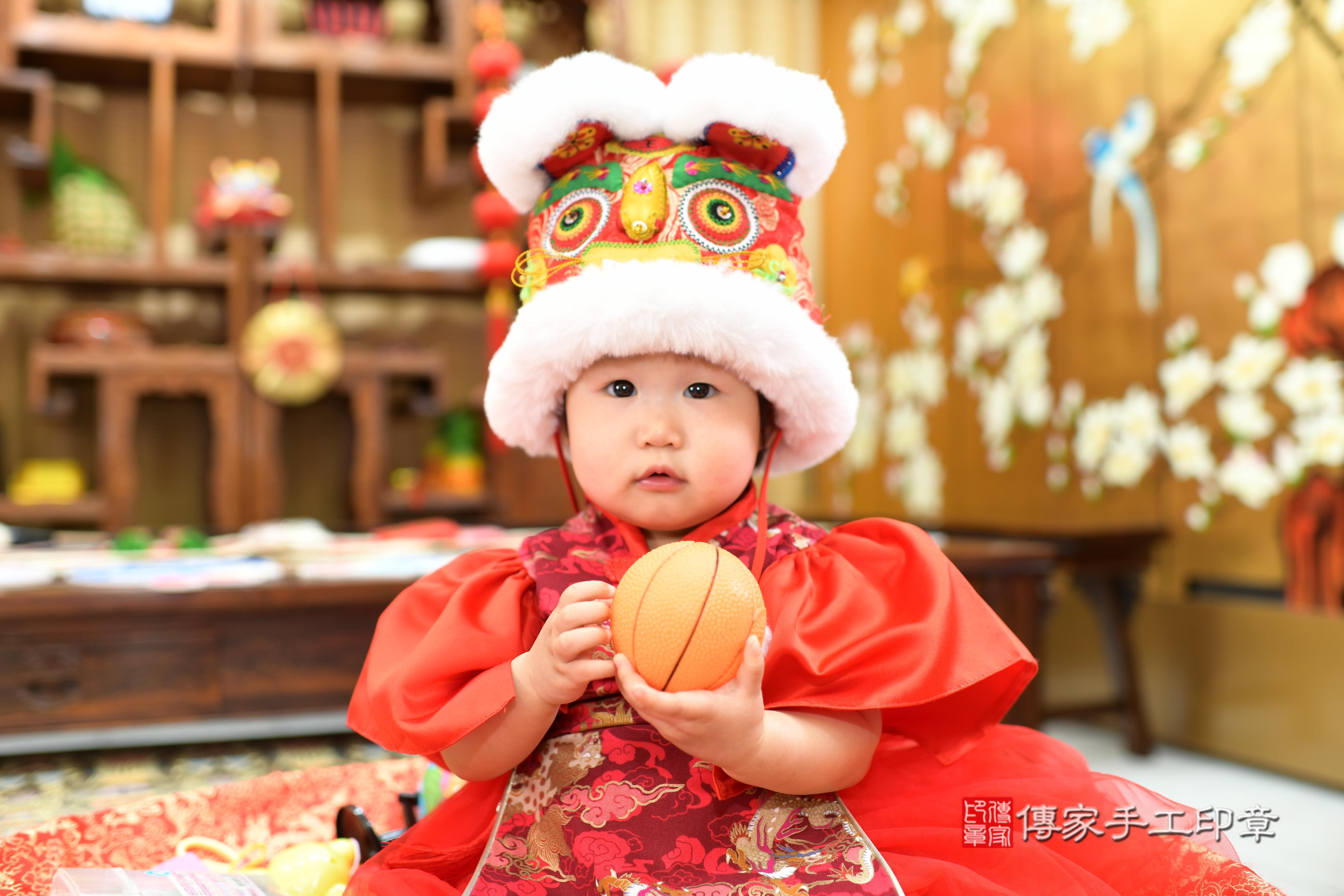 傳家手工印章台南店、抓周、度脺、中國風會場、傳家嬰兒古禮、吉祥話、抓周道具物品24種、拍照。抓周證書。寶寶抓周、滿周歲、生日快樂、祝福