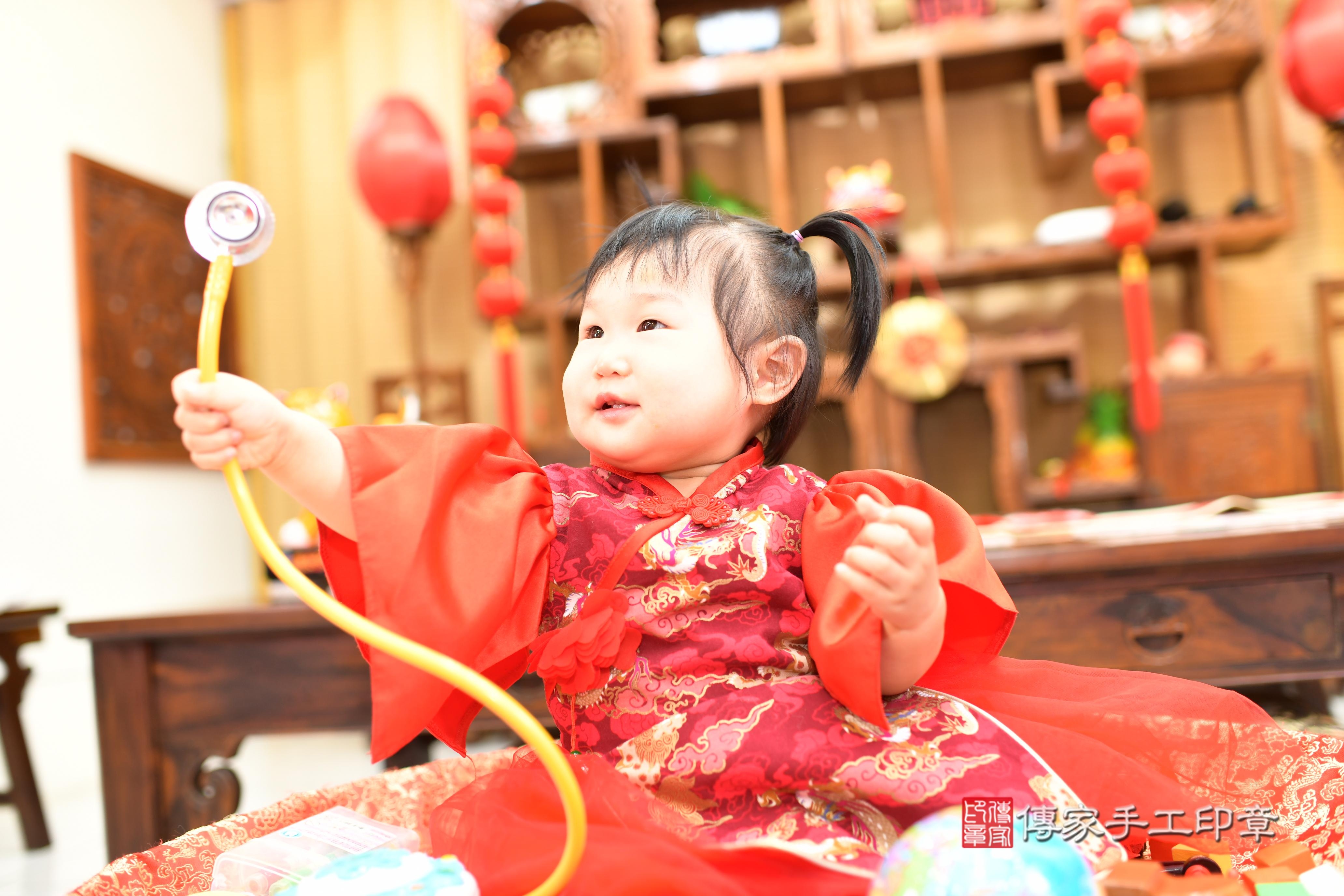 傳家手工印章台南店、抓周、度脺、中國風會場、傳家嬰兒古禮、吉祥話、抓周道具物品24種、拍照。抓周證書。寶寶抓周、滿周歲、生日快樂、祝福