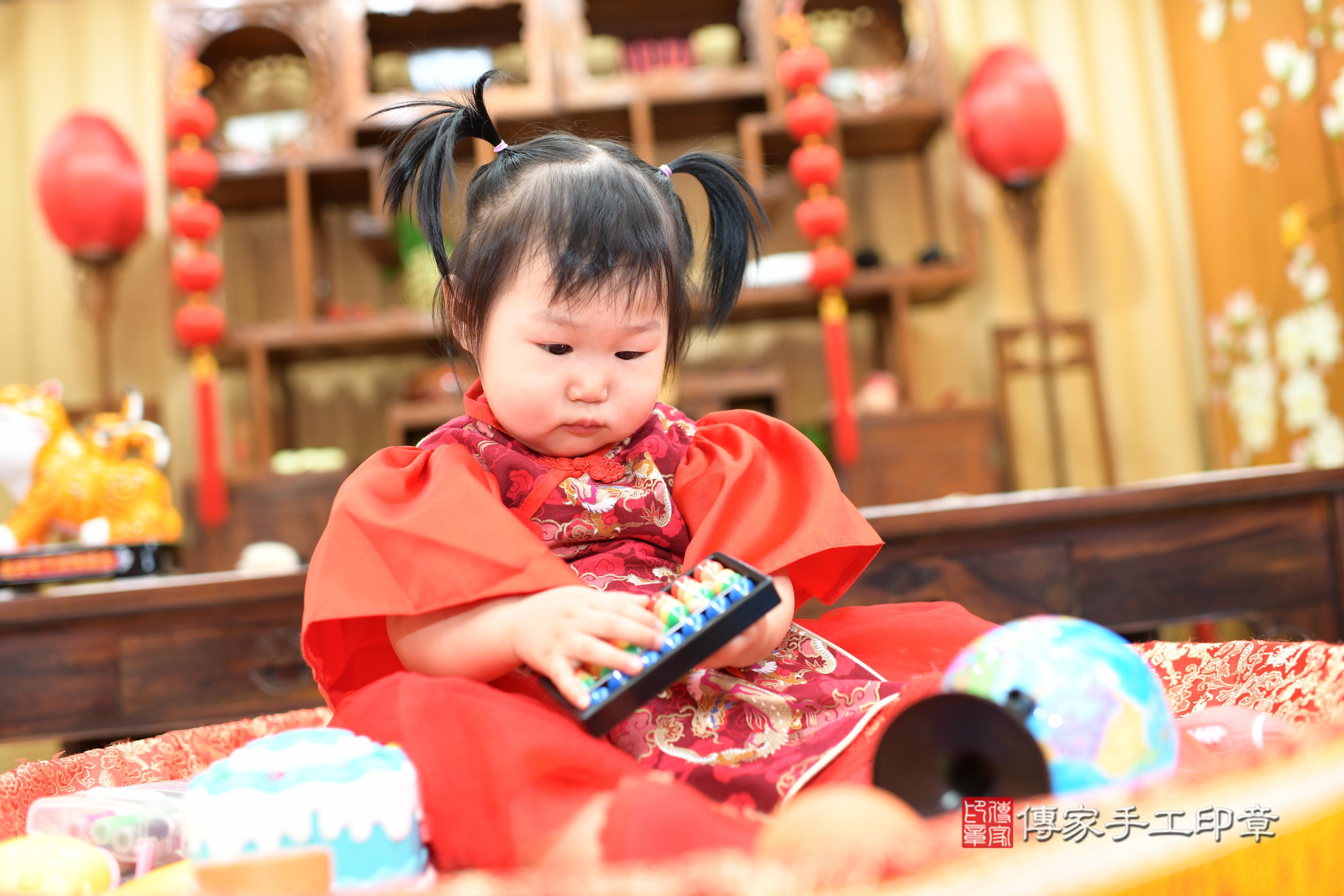 傳家手工印章台南店、抓周、度脺、中國風會場、傳家嬰兒古禮、吉祥話、抓周道具物品24種、拍照。抓周證書。寶寶抓周、滿周歲、生日快樂、祝福