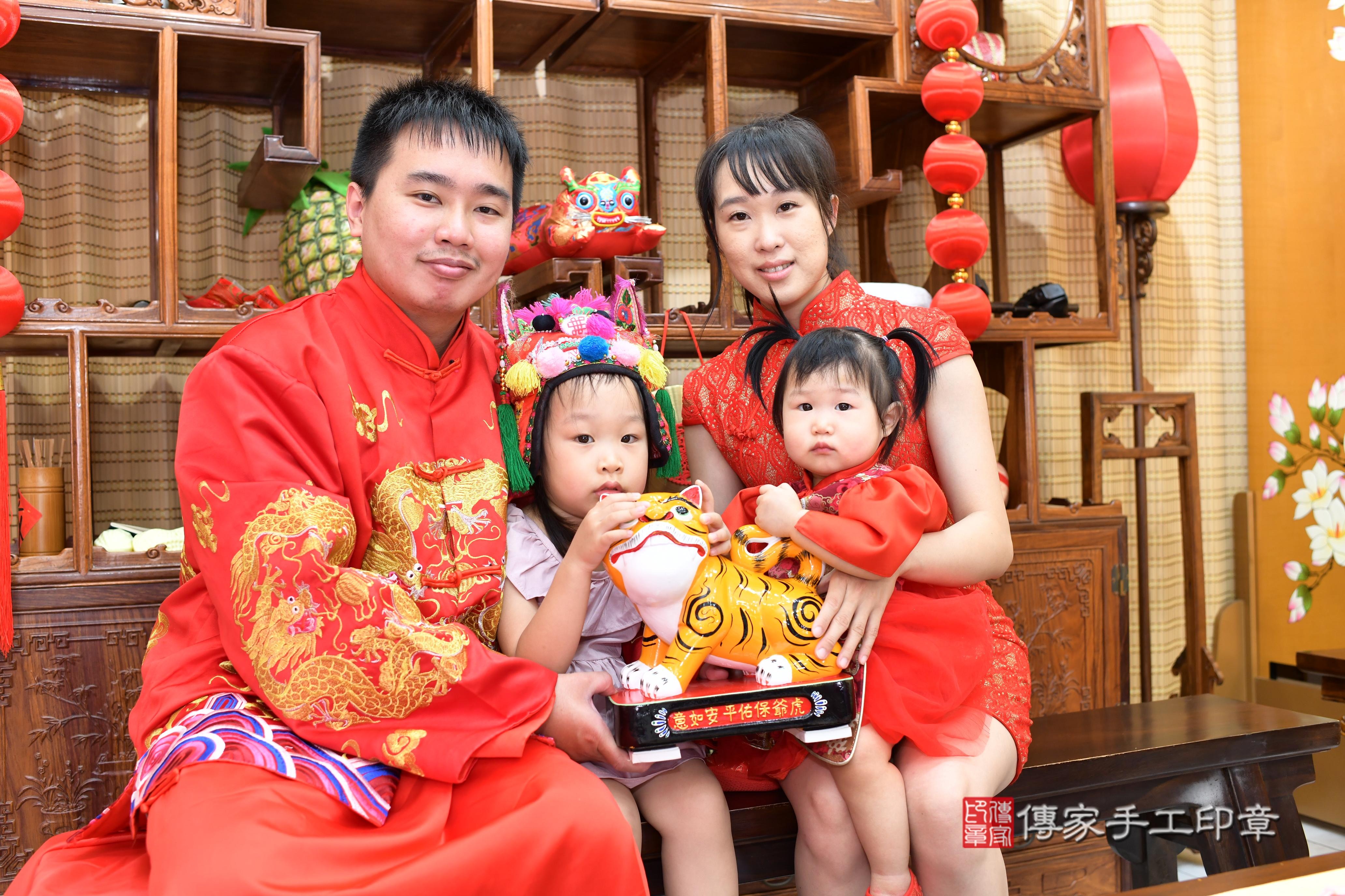 傳家手工印章台南店、抓周、度脺、中國風會場、傳家嬰兒古禮、吉祥話、抓周道具物品24種、拍照。抓周證書。寶寶抓周、滿周歲、生日快樂、祝福