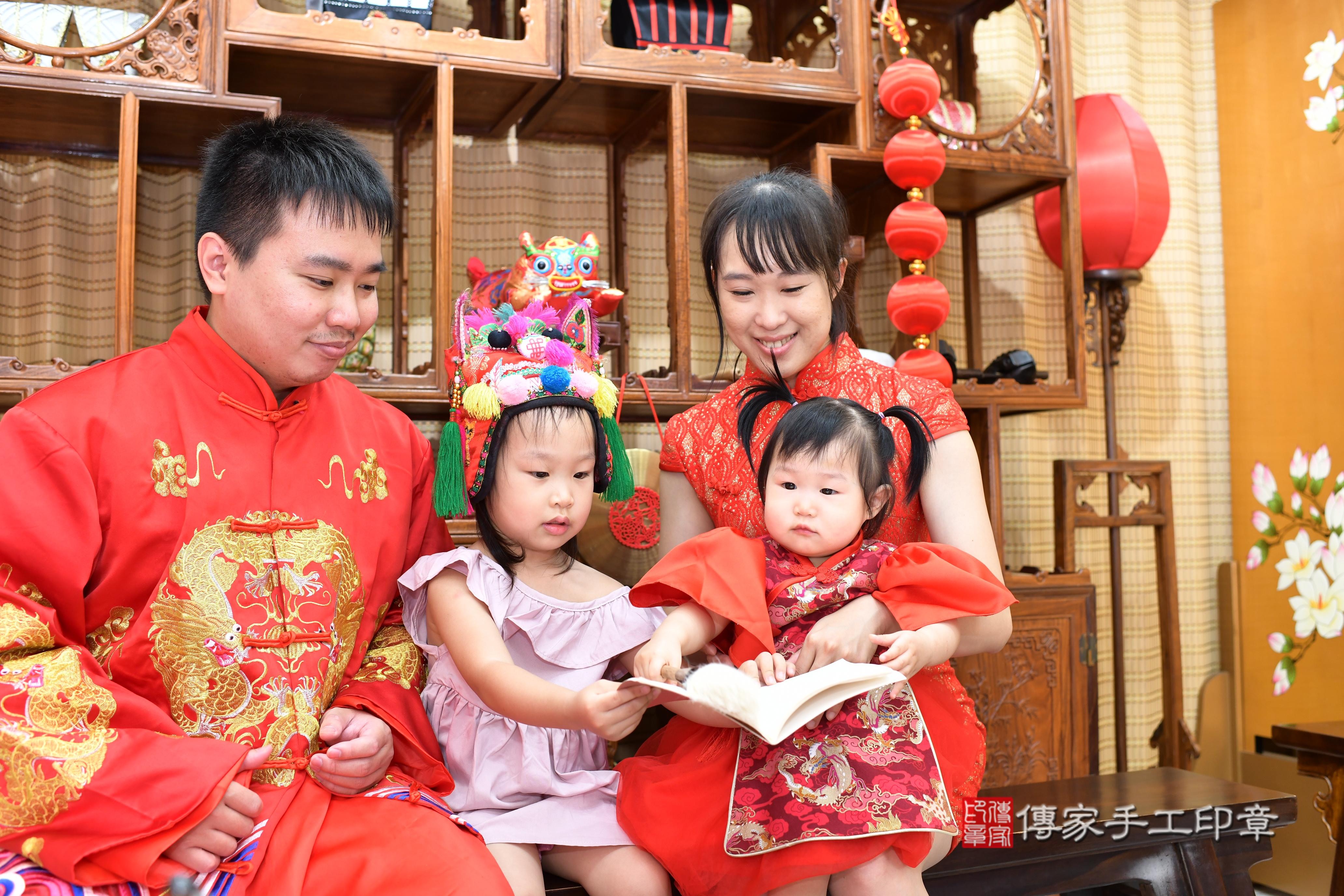 傳家手工印章台南店、抓周、度脺、中國風會場、傳家嬰兒古禮、吉祥話、抓周道具物品24種、拍照。抓周證書。寶寶抓周、滿周歲、生日快樂、祝福