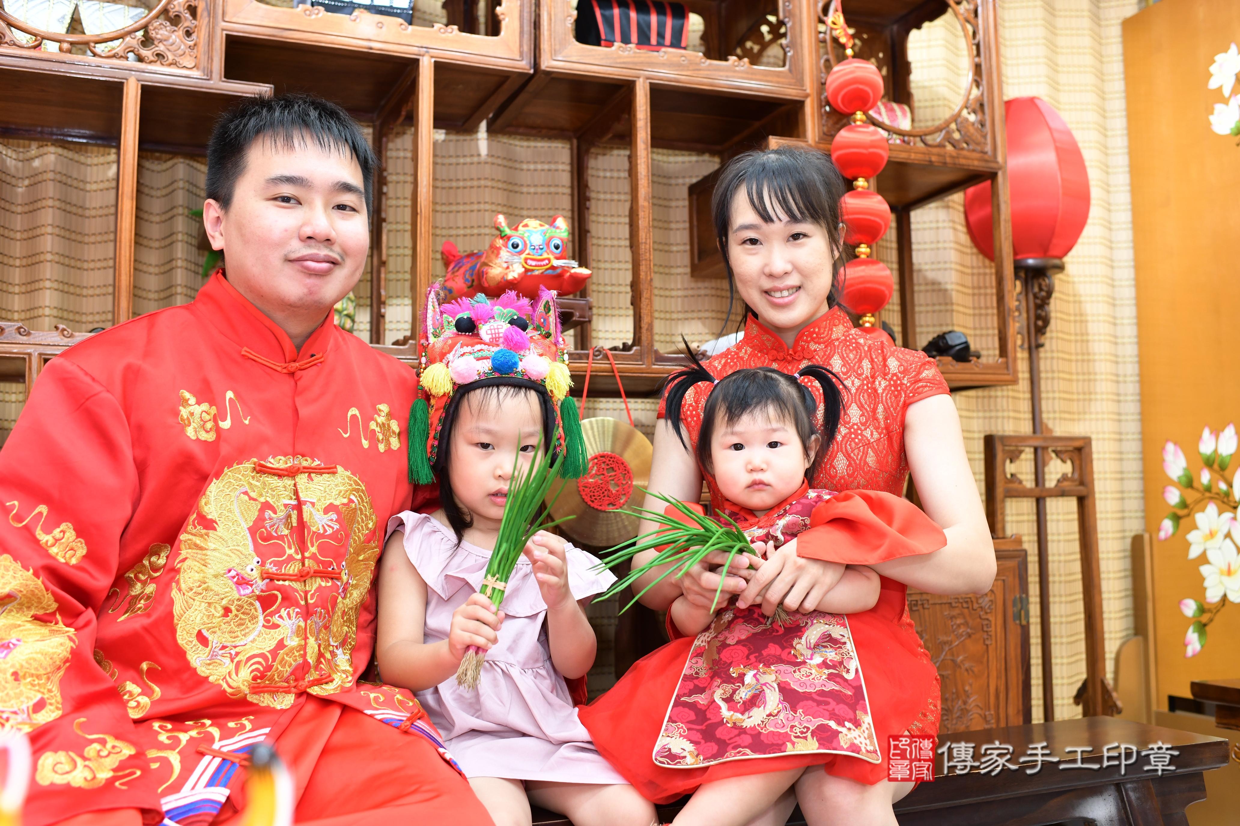 傳家手工印章台南店、抓周、度脺、中國風會場、傳家嬰兒古禮、吉祥話、抓周道具物品24種、拍照。抓周證書。寶寶抓周、滿周歲、生日快樂、祝福