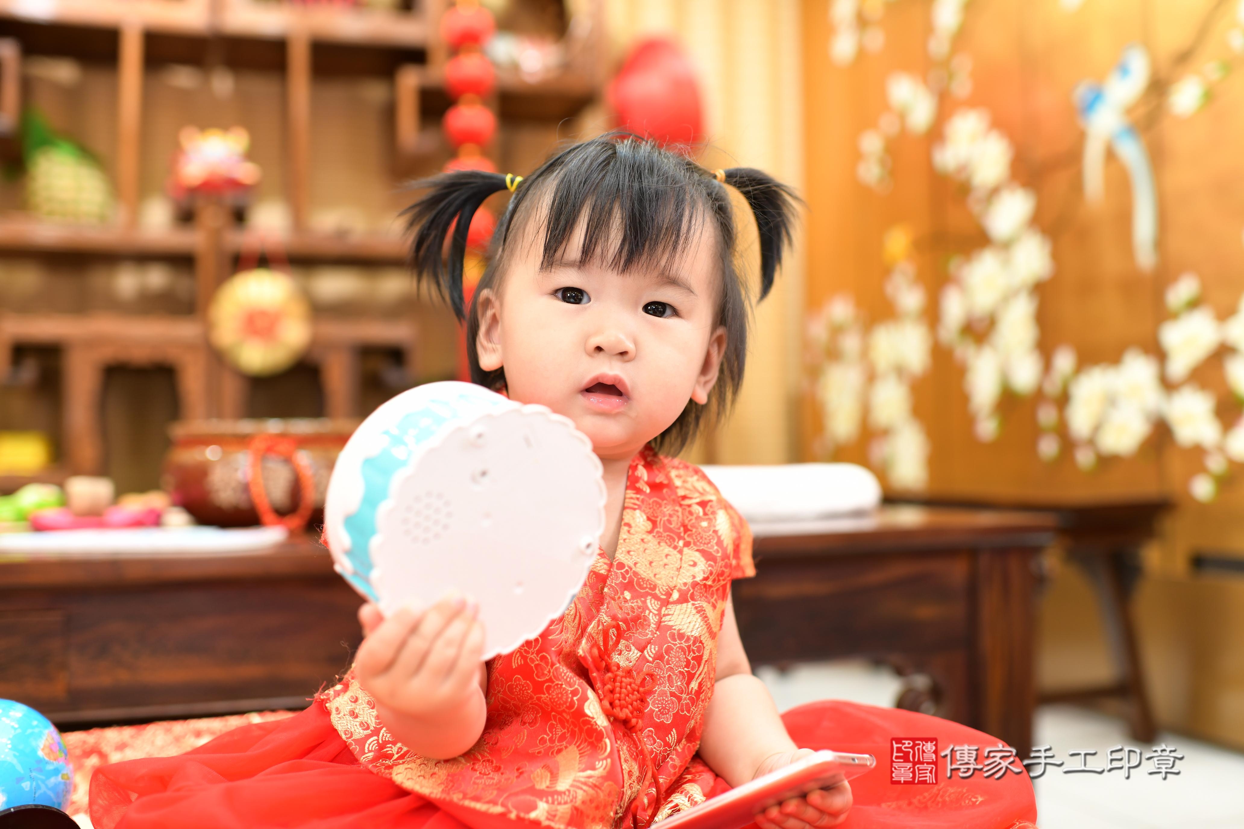 傳家手工印章台南店、抓周、度脺、中國風會場、傳家嬰兒古禮、吉祥話、抓周道具物品24種、拍照。抓周證書。寶寶抓周、滿周歲、生日快樂、祝福