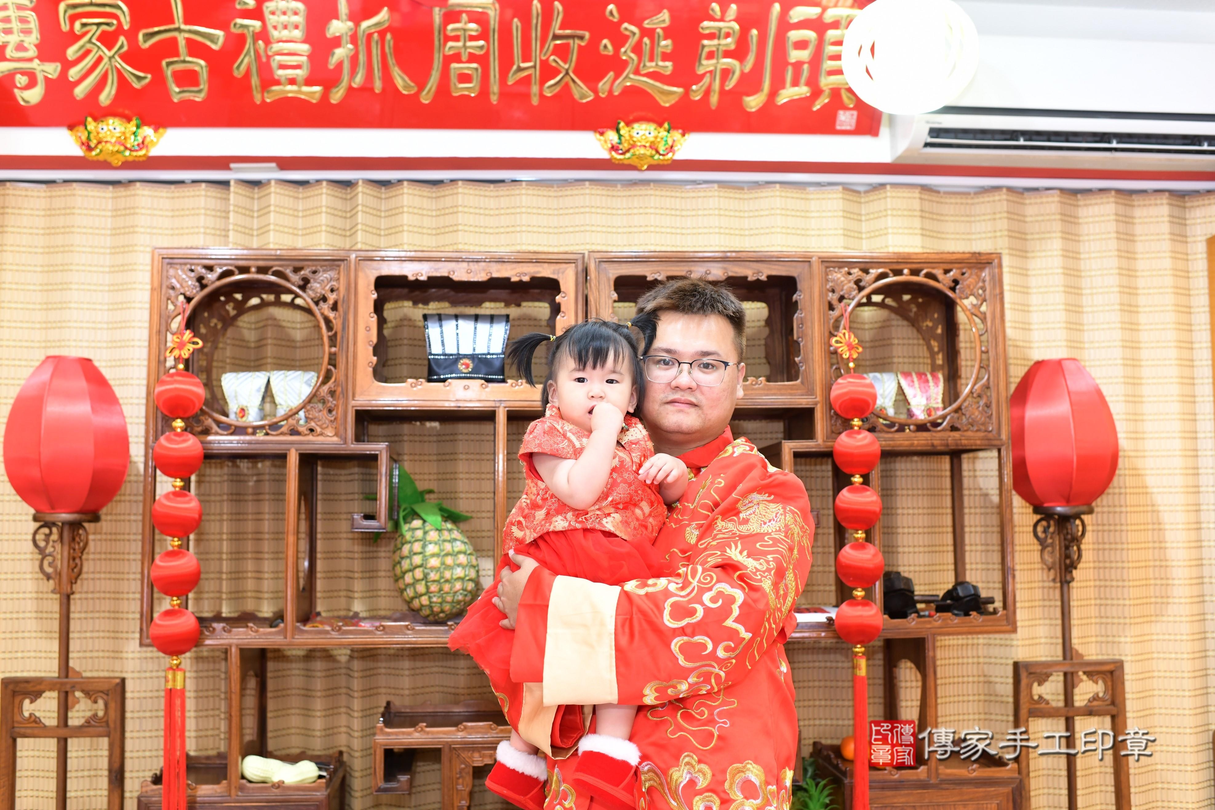 傳家手工印章台南店、抓周、度脺、中國風會場、傳家嬰兒古禮、吉祥話、抓周道具物品24種、拍照。抓周證書。寶寶抓周、滿周歲、生日快樂、祝福