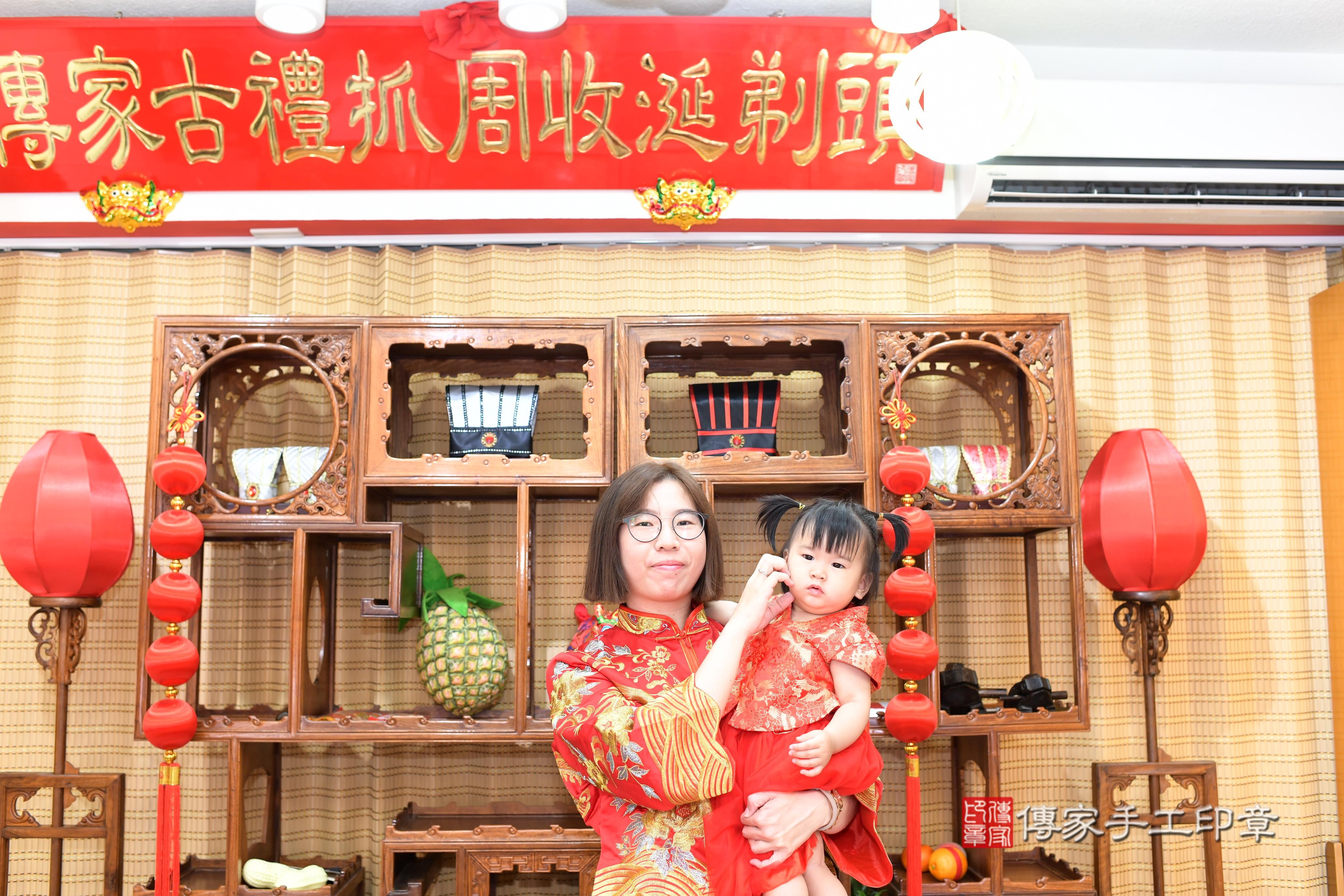 傳家手工印章台南店、抓周、度脺、中國風會場、傳家嬰兒古禮、吉祥話、抓周道具物品24種、拍照。抓周證書。寶寶抓周、滿周歲、生日快樂、祝福