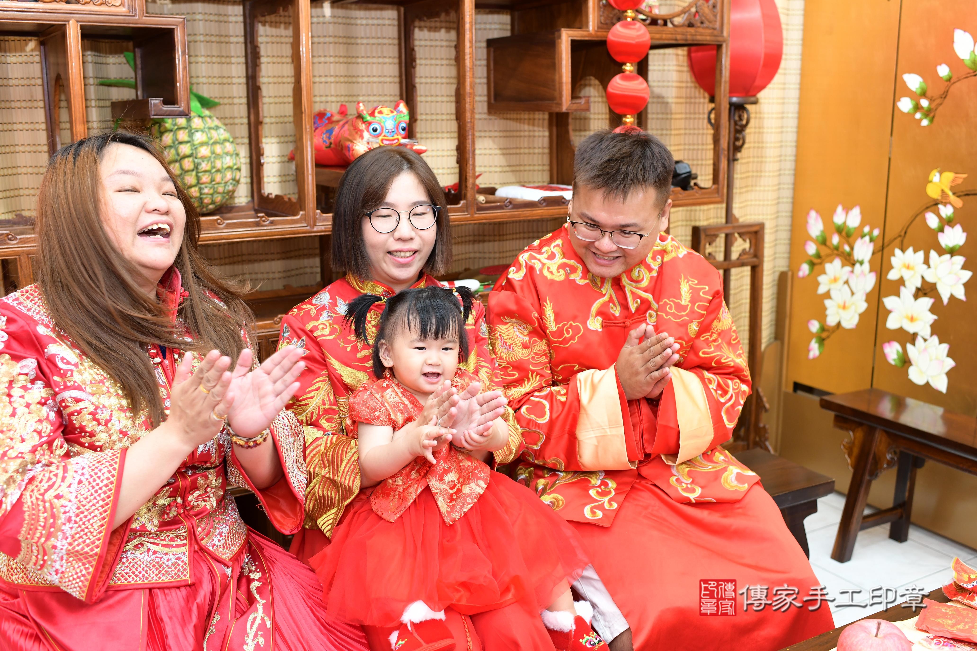 傳家手工印章台南店、抓周、度脺、中國風會場、傳家嬰兒古禮、吉祥話、抓周道具物品24種、拍照。抓周證書。寶寶抓周、滿周歲、生日快樂、祝福