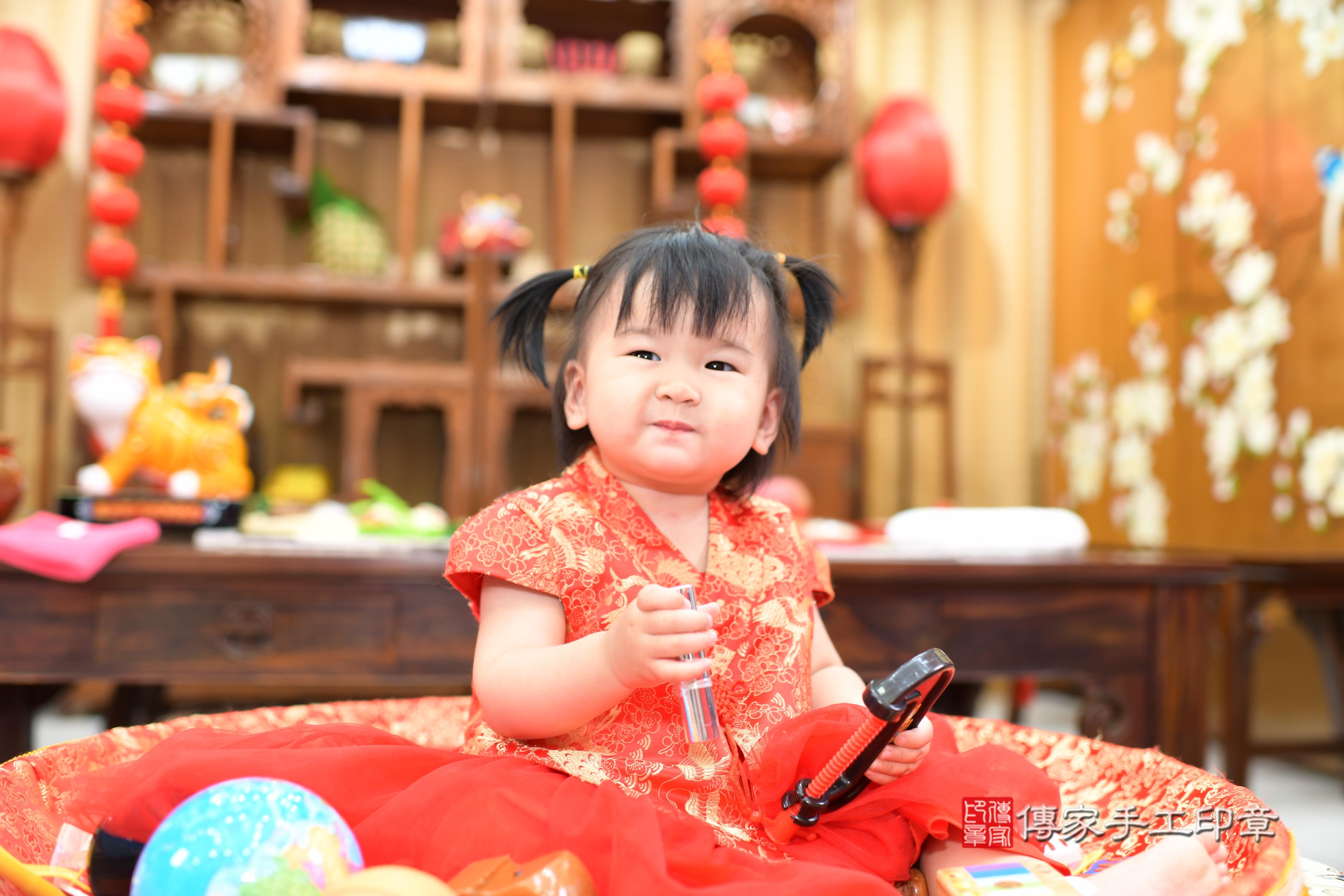 傳家手工印章台南店、抓周、度脺、中國風會場、傳家嬰兒古禮、吉祥話、抓周道具物品24種、拍照。抓周證書。寶寶抓周、滿周歲、生日快樂、祝福