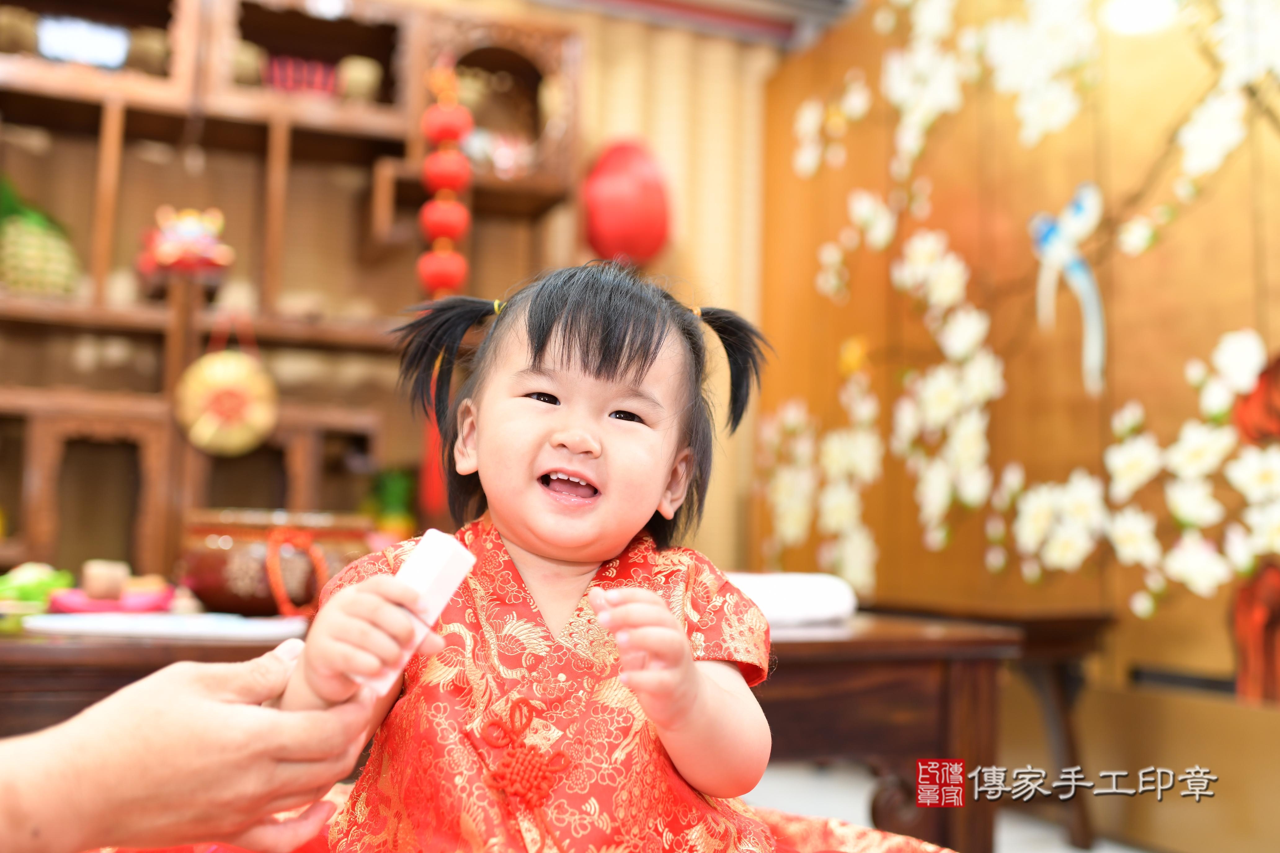 傳家手工印章台南店、抓周、度脺、中國風會場、傳家嬰兒古禮、吉祥話、抓周道具物品24種、拍照。抓周證書。寶寶抓周、滿周歲、生日快樂、祝福