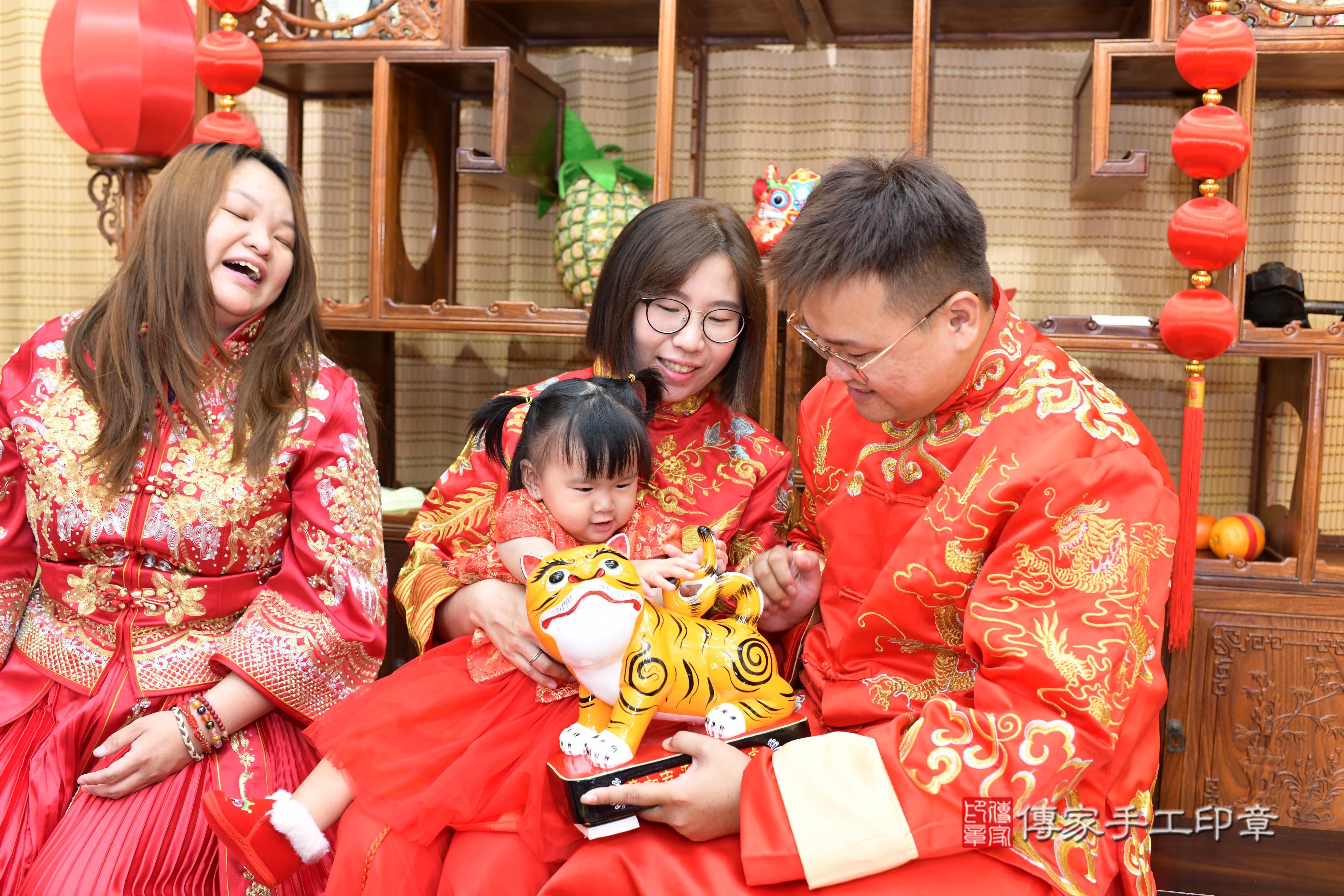 傳家手工印章台南店、抓周、度脺、中國風會場、傳家嬰兒古禮、吉祥話、抓周道具物品24種、拍照。抓周證書。寶寶抓周、滿周歲、生日快樂、祝福