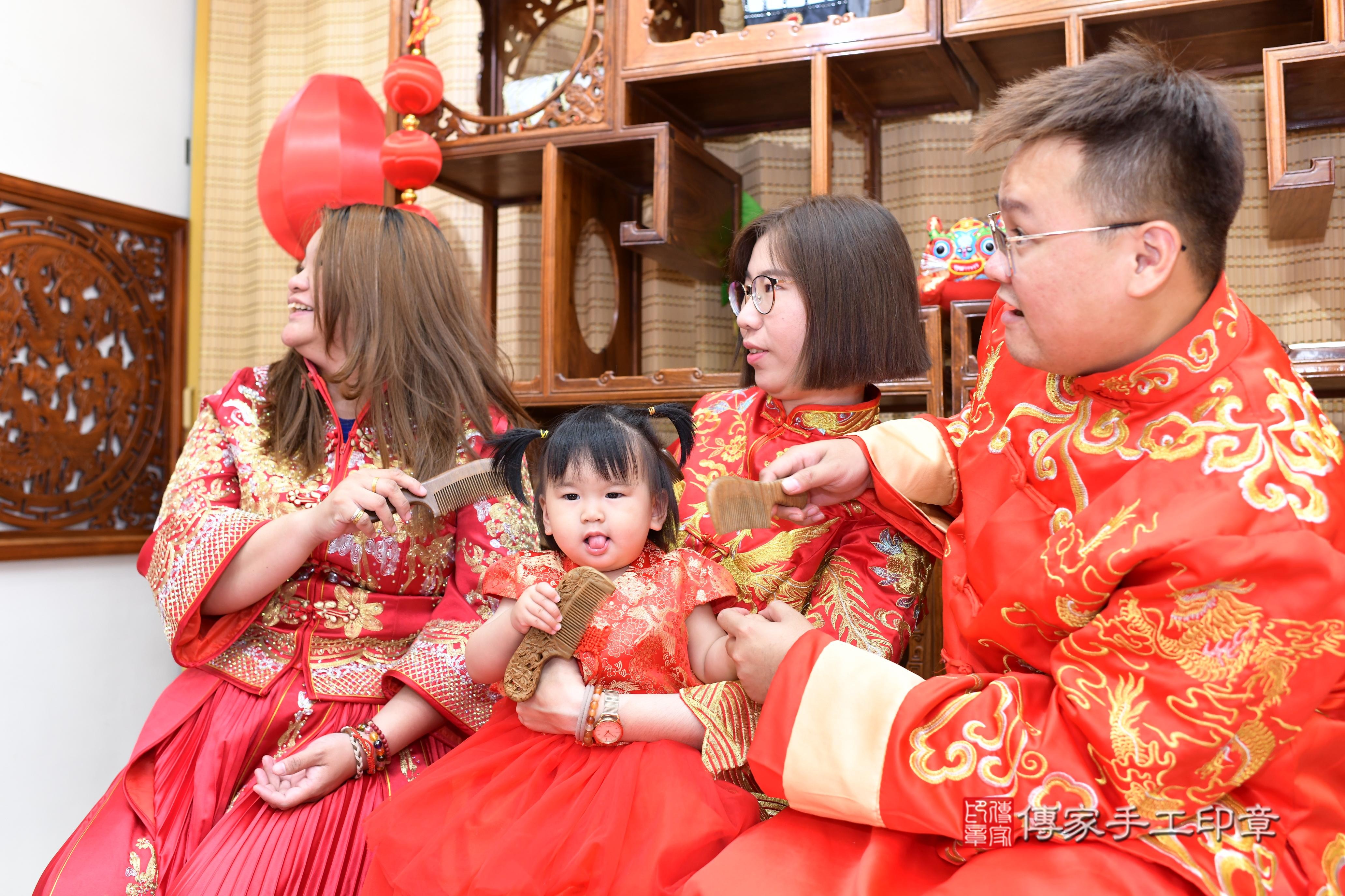 傳家手工印章台南店、抓周、度脺、中國風會場、傳家嬰兒古禮、吉祥話、抓周道具物品24種、拍照。抓周證書。寶寶抓周、滿周歲、生日快樂、祝福