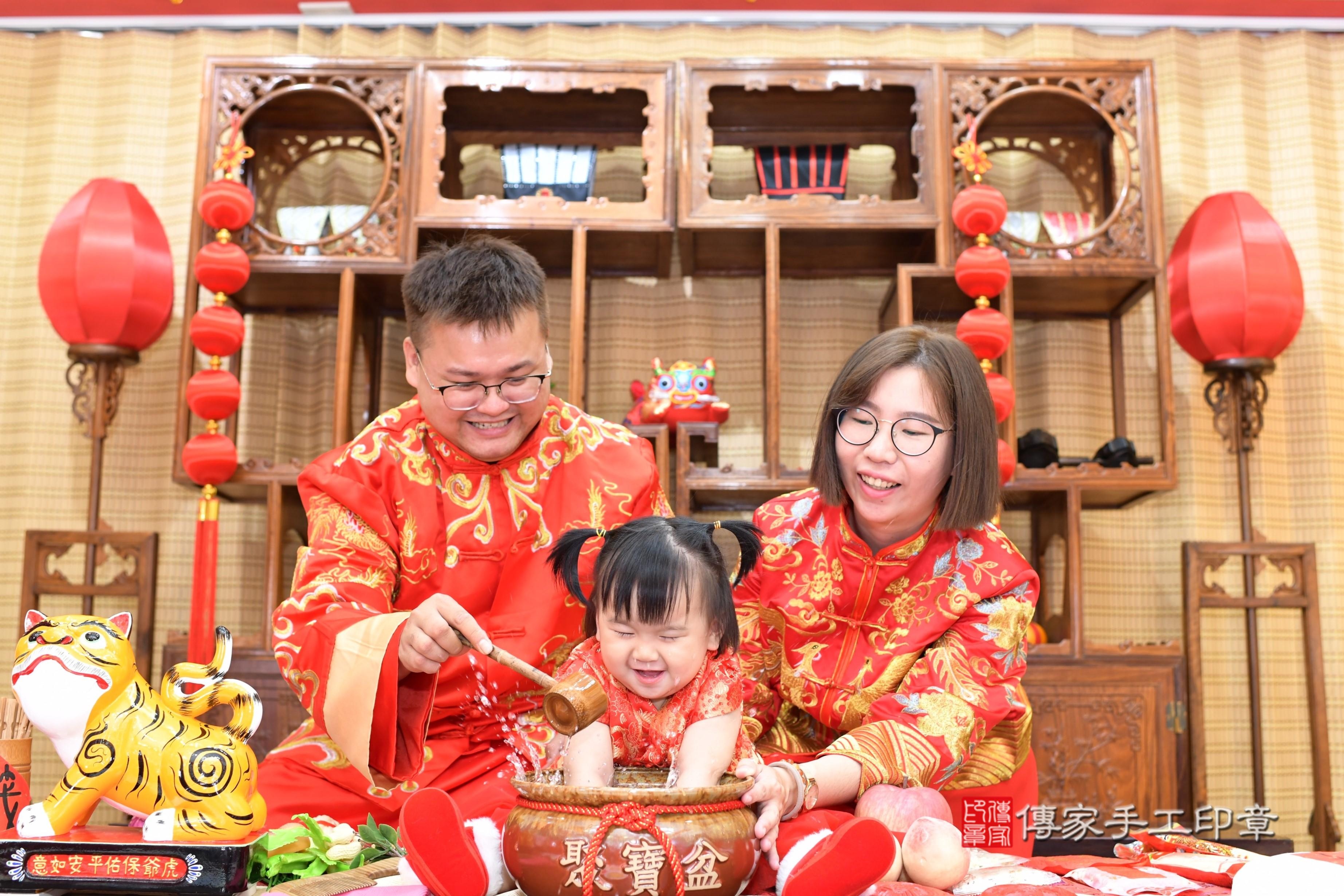 傳家手工印章台南店、抓周、度脺、中國風會場、傳家嬰兒古禮、吉祥話、抓周道具物品24種、拍照。抓周證書。寶寶抓周、滿周歲、生日快樂、祝福