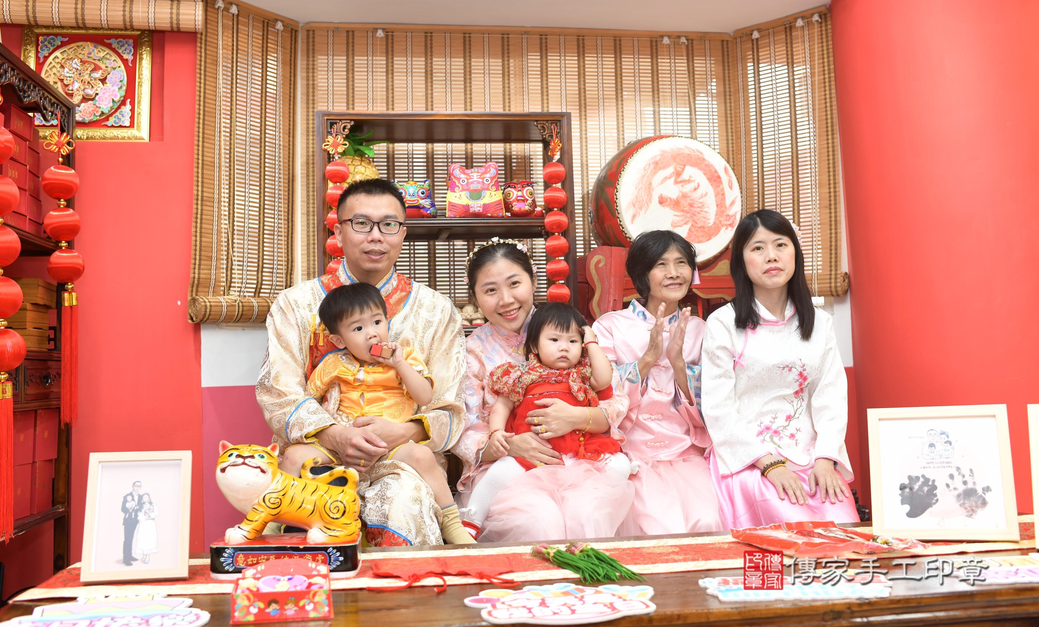 傳家手工印章高雄店、抓周、度脺、中國風會場、傳家嬰兒古禮、吉祥話、抓周道具物品24種、拍照。抓周證書。寶寶抓周、滿周歲、生日快樂、祝福