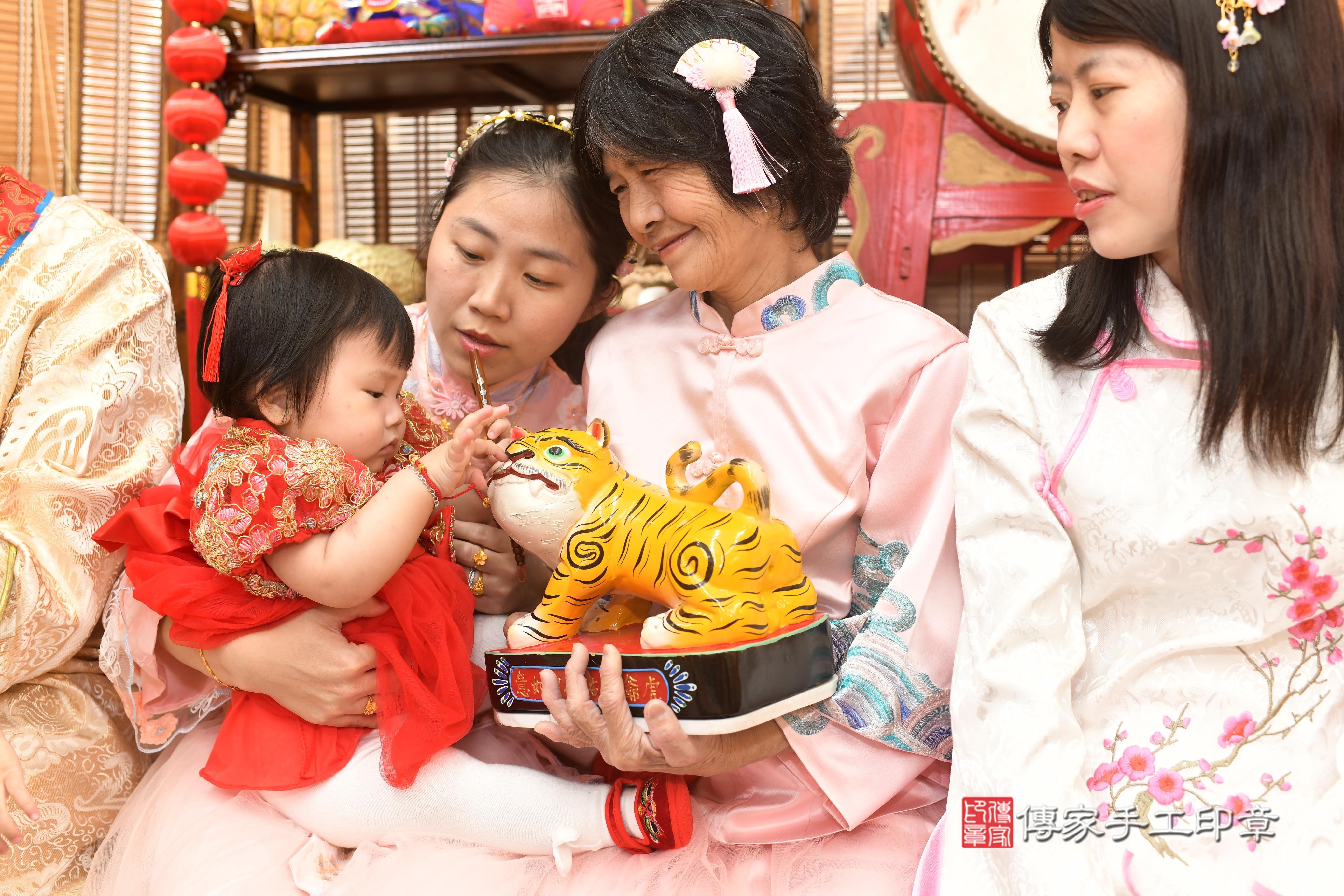 傳家手工印章高雄店、抓周、度脺、中國風會場、傳家嬰兒古禮、吉祥話、抓周道具物品24種、拍照。抓周證書。寶寶抓周、滿周歲、生日快樂、祝福