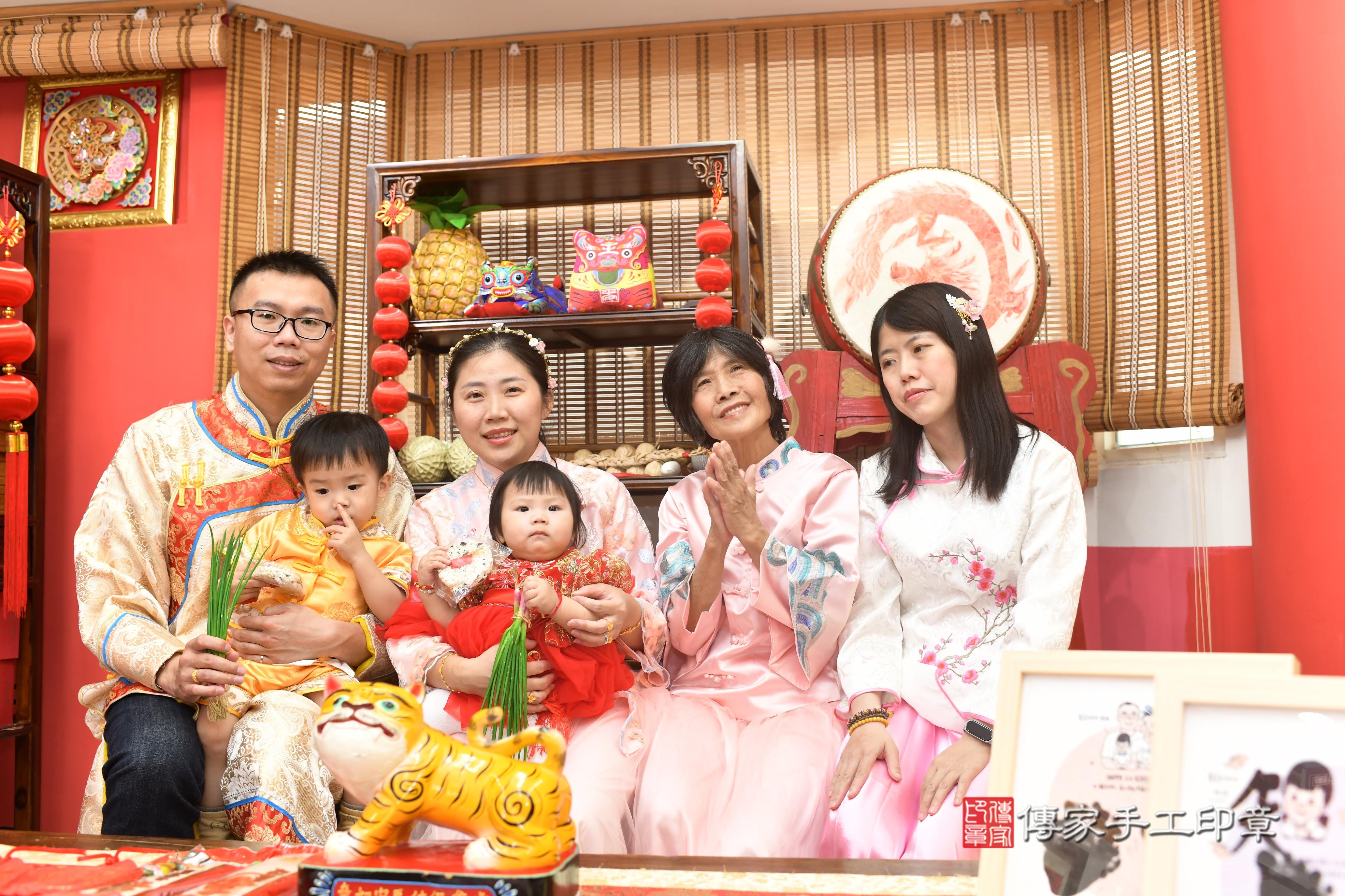 傳家手工印章高雄店、抓周、度脺、中國風會場、傳家嬰兒古禮、吉祥話、抓周道具物品24種、拍照。抓周證書。寶寶抓周、滿周歲、生日快樂、祝福