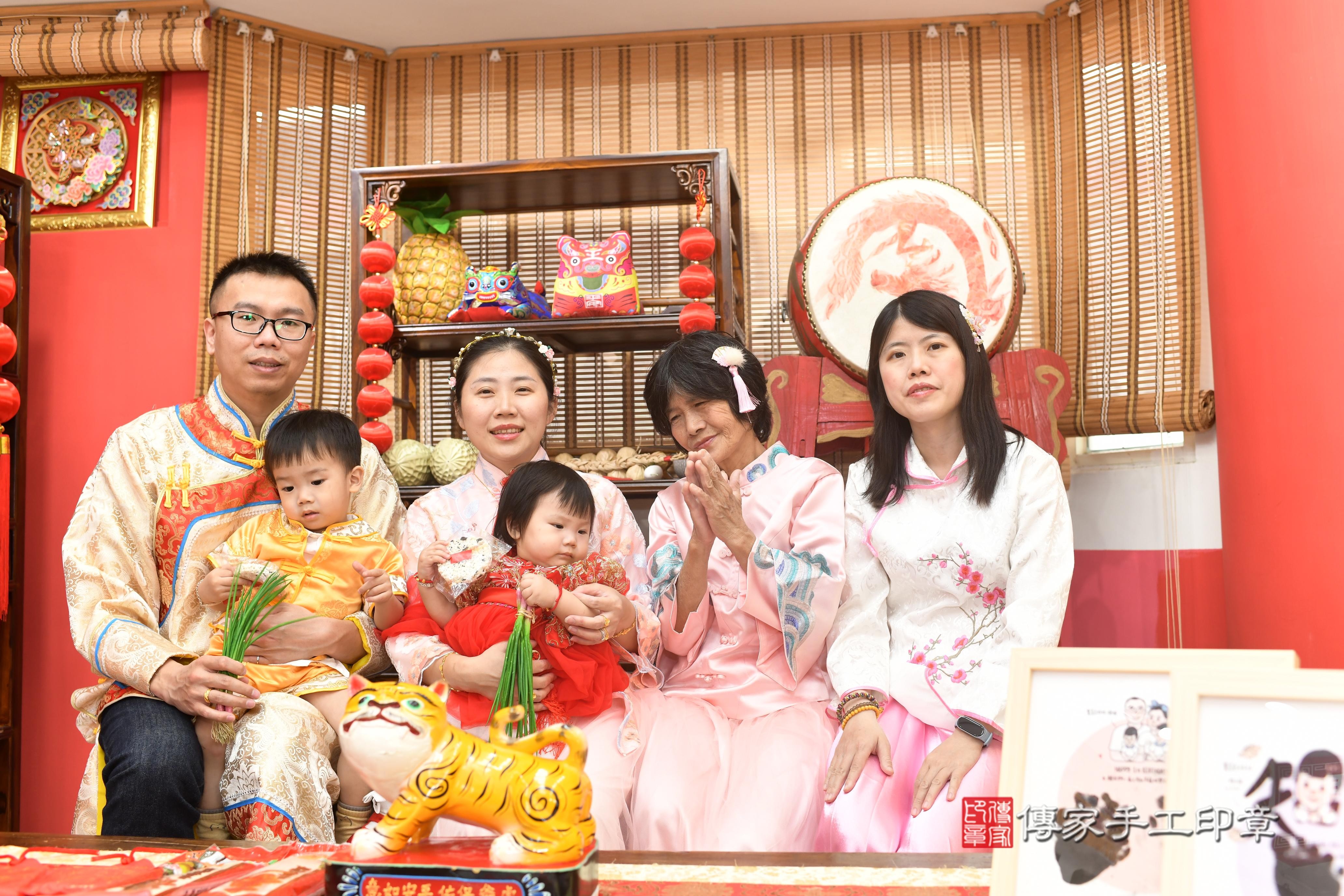 傳家手工印章高雄店、抓周、度脺、中國風會場、傳家嬰兒古禮、吉祥話、抓周道具物品24種、拍照。抓周證書。寶寶抓周、滿周歲、生日快樂、祝福