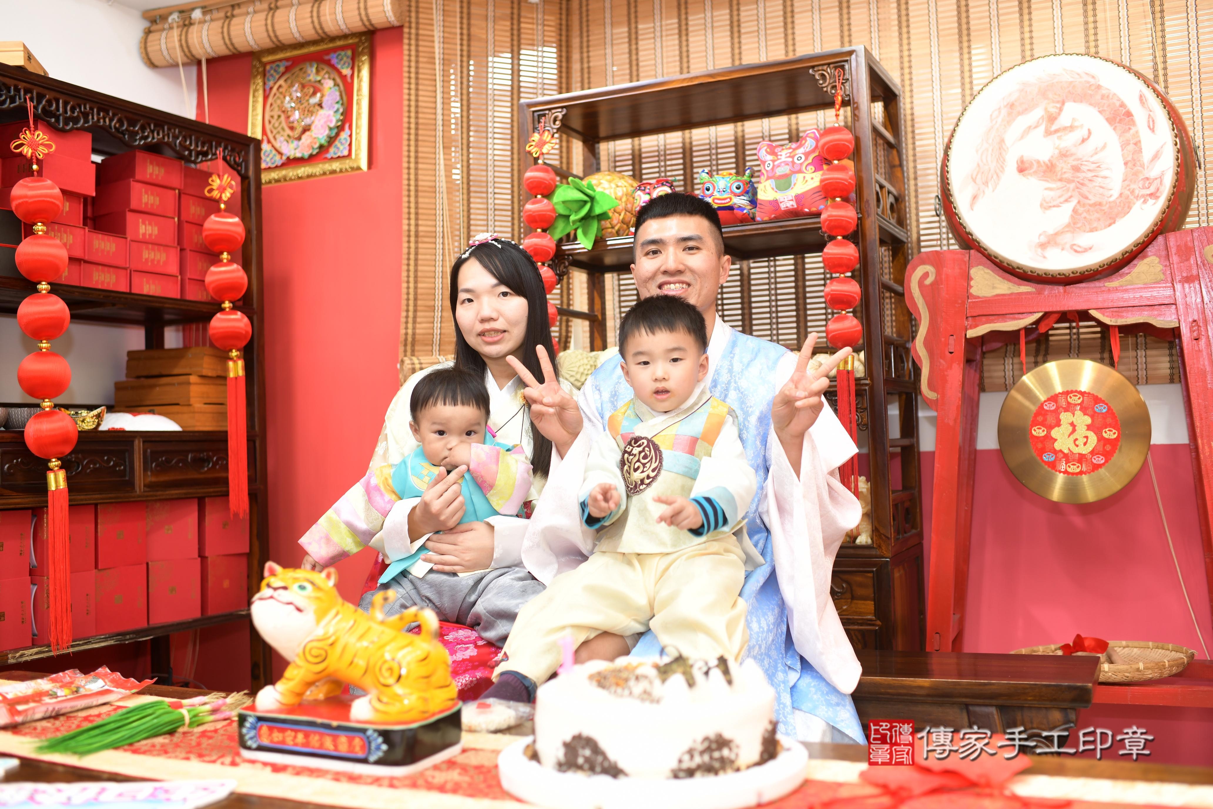 傳家手工印章高雄店、抓周、度脺、中國風會場、傳家嬰兒古禮、吉祥話、抓周道具物品24種、拍照。抓周證書。寶寶抓周、滿周歲、生日快樂、祝福