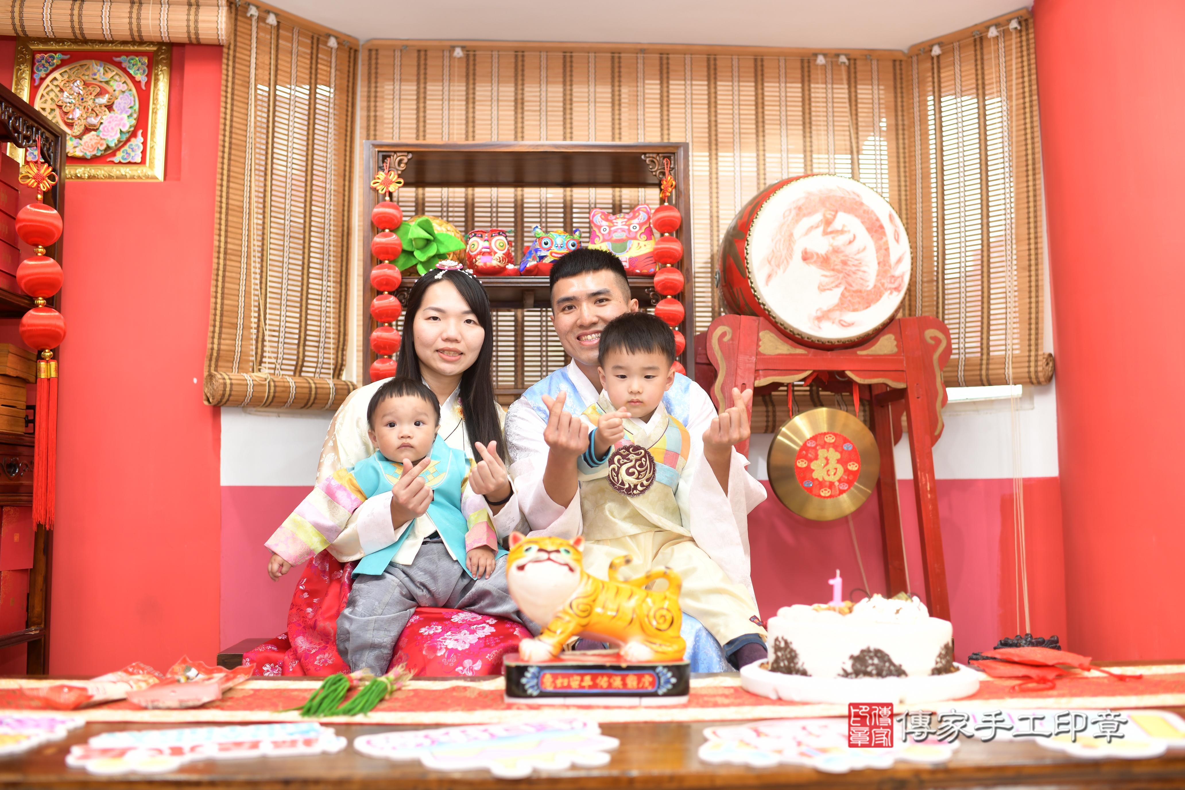傳家手工印章高雄店、抓周、度脺、中國風會場、傳家嬰兒古禮、吉祥話、抓周道具物品24種、拍照。抓周證書。寶寶抓周、滿周歲、生日快樂、祝福