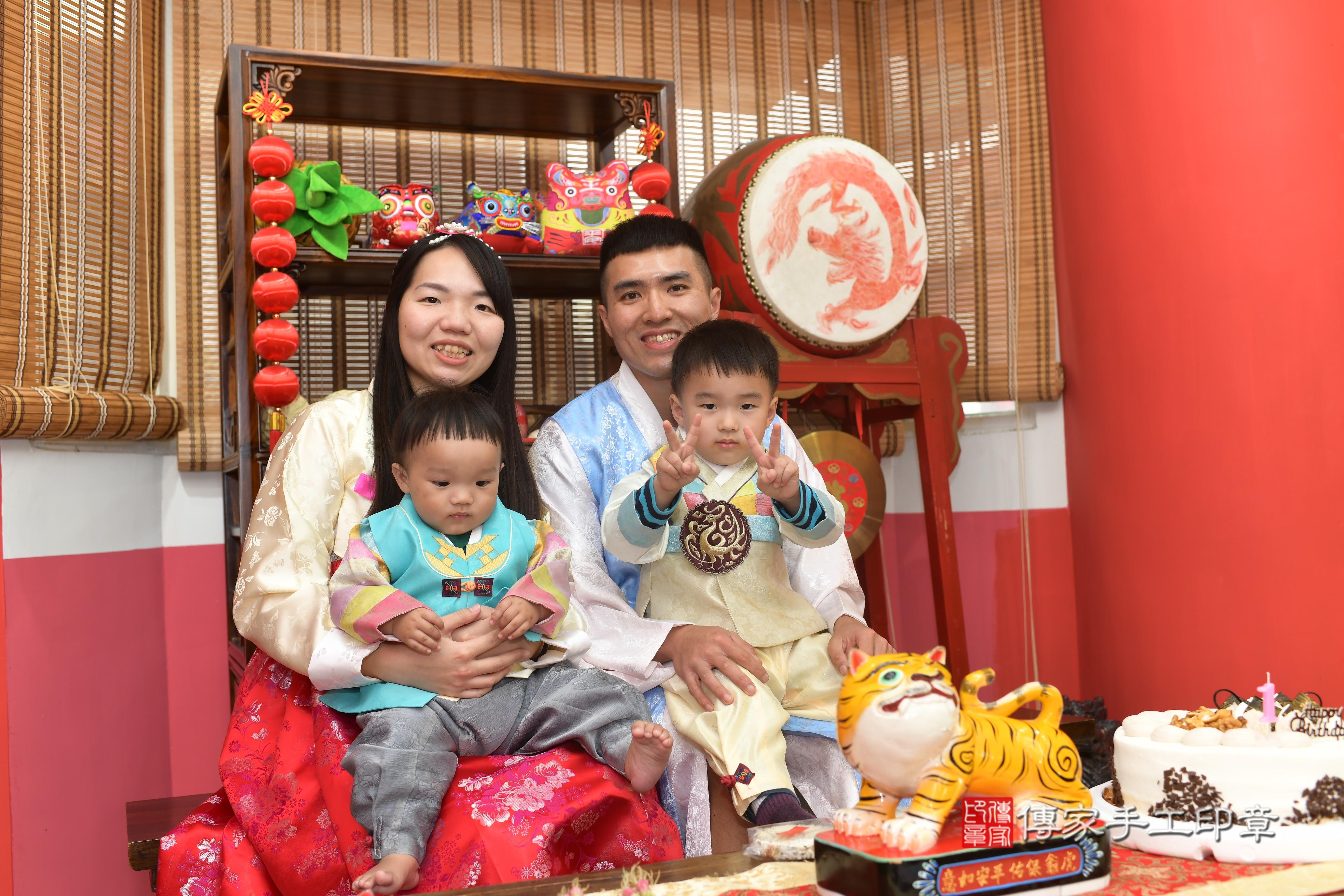 傳家手工印章高雄店、抓周、度脺、中國風會場、傳家嬰兒古禮、吉祥話、抓周道具物品24種、拍照。抓周證書。寶寶抓周、滿周歲、生日快樂、祝福