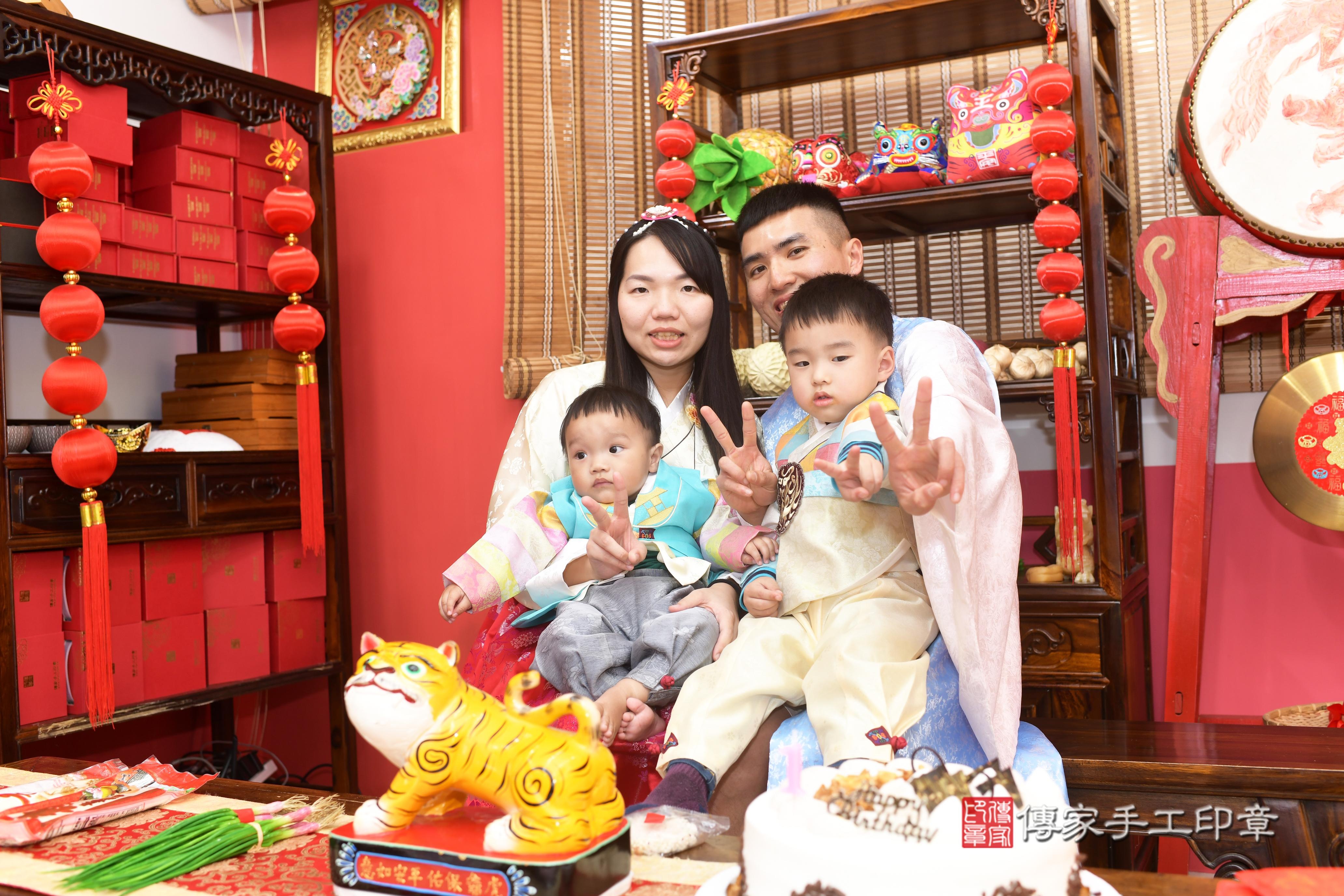 傳家手工印章高雄店、抓周、度脺、中國風會場、傳家嬰兒古禮、吉祥話、抓周道具物品24種、拍照。抓周證書。寶寶抓周、滿周歲、生日快樂、祝福