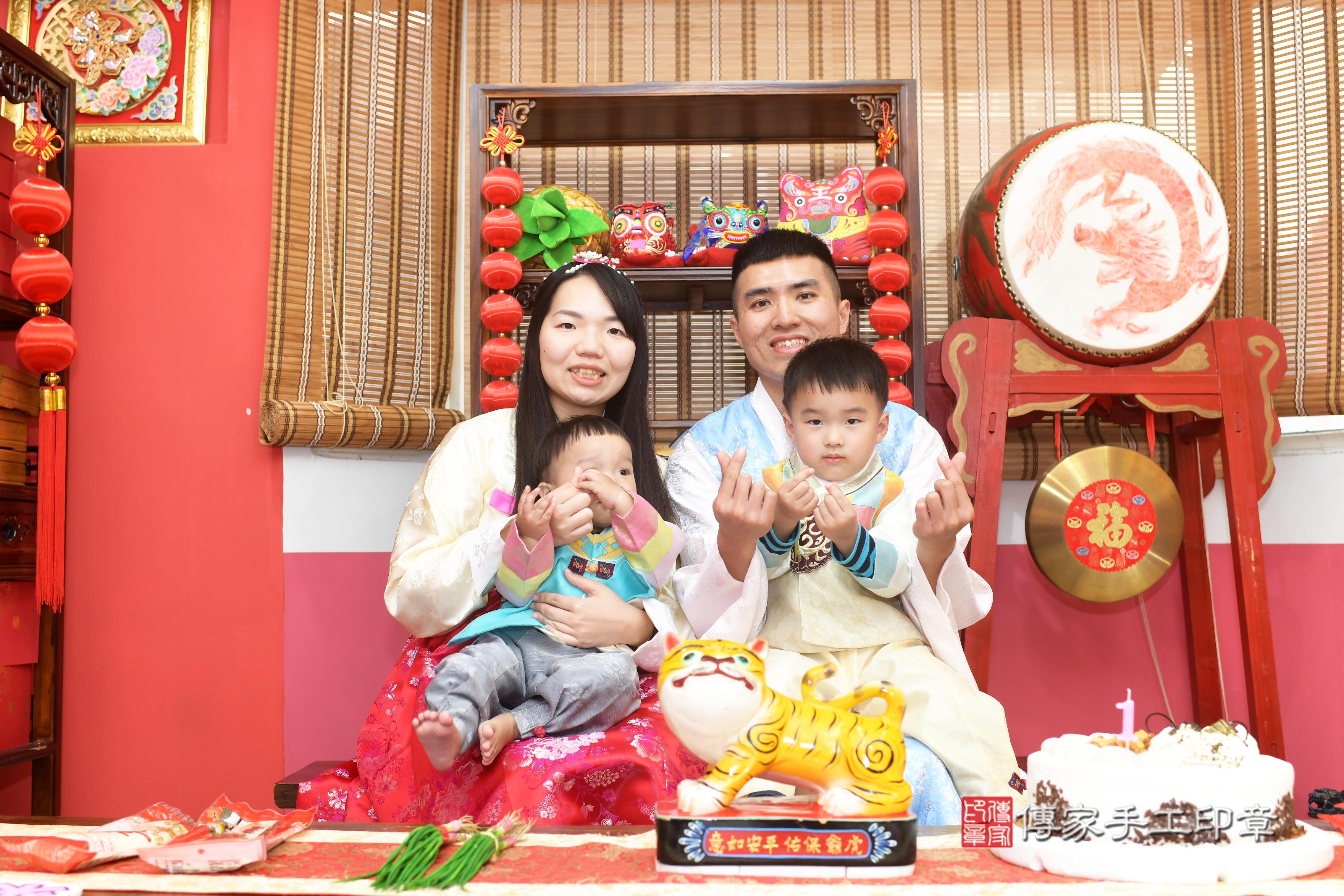傳家手工印章高雄店、抓周、度脺、中國風會場、傳家嬰兒古禮、吉祥話、抓周道具物品24種、拍照。抓周證書。寶寶抓周、滿周歲、生日快樂、祝福