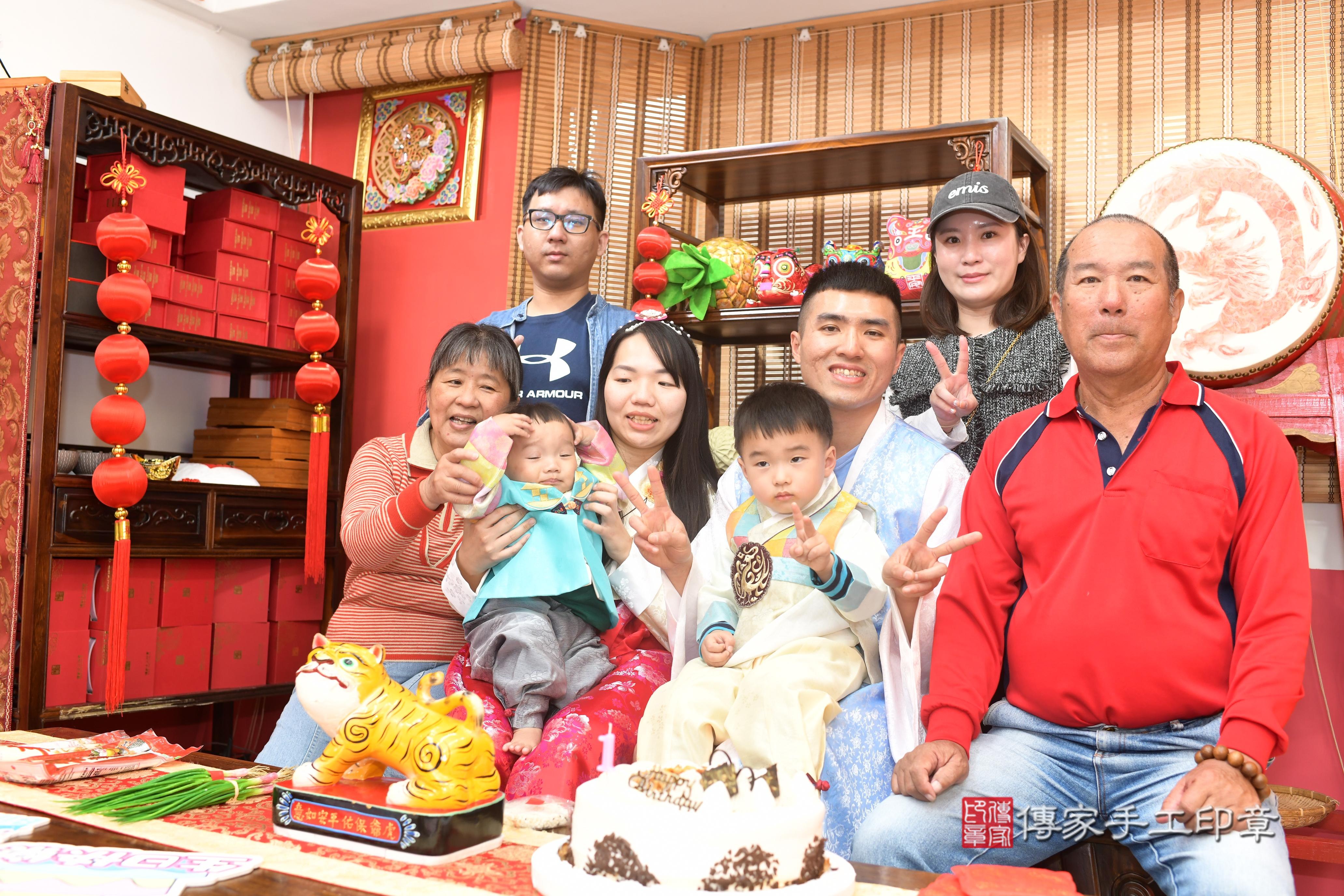 傳家手工印章高雄店、抓周、度脺、中國風會場、傳家嬰兒古禮、吉祥話、抓周道具物品24種、拍照。抓周證書。寶寶抓周、滿周歲、生日快樂、祝福